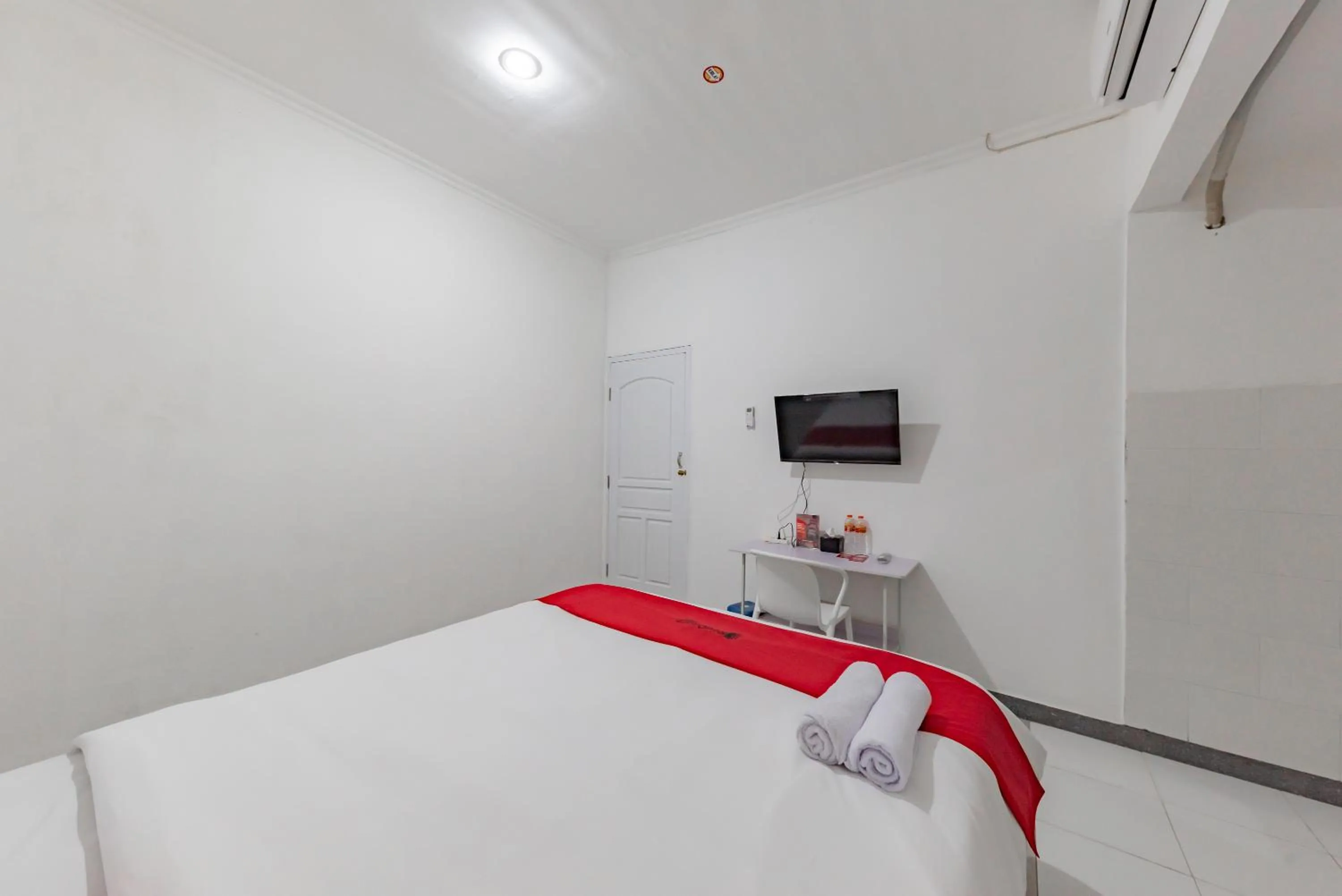 Bedroom, Bed in RedDoorz Syariah near Alun Alun Ciledug Cirebon