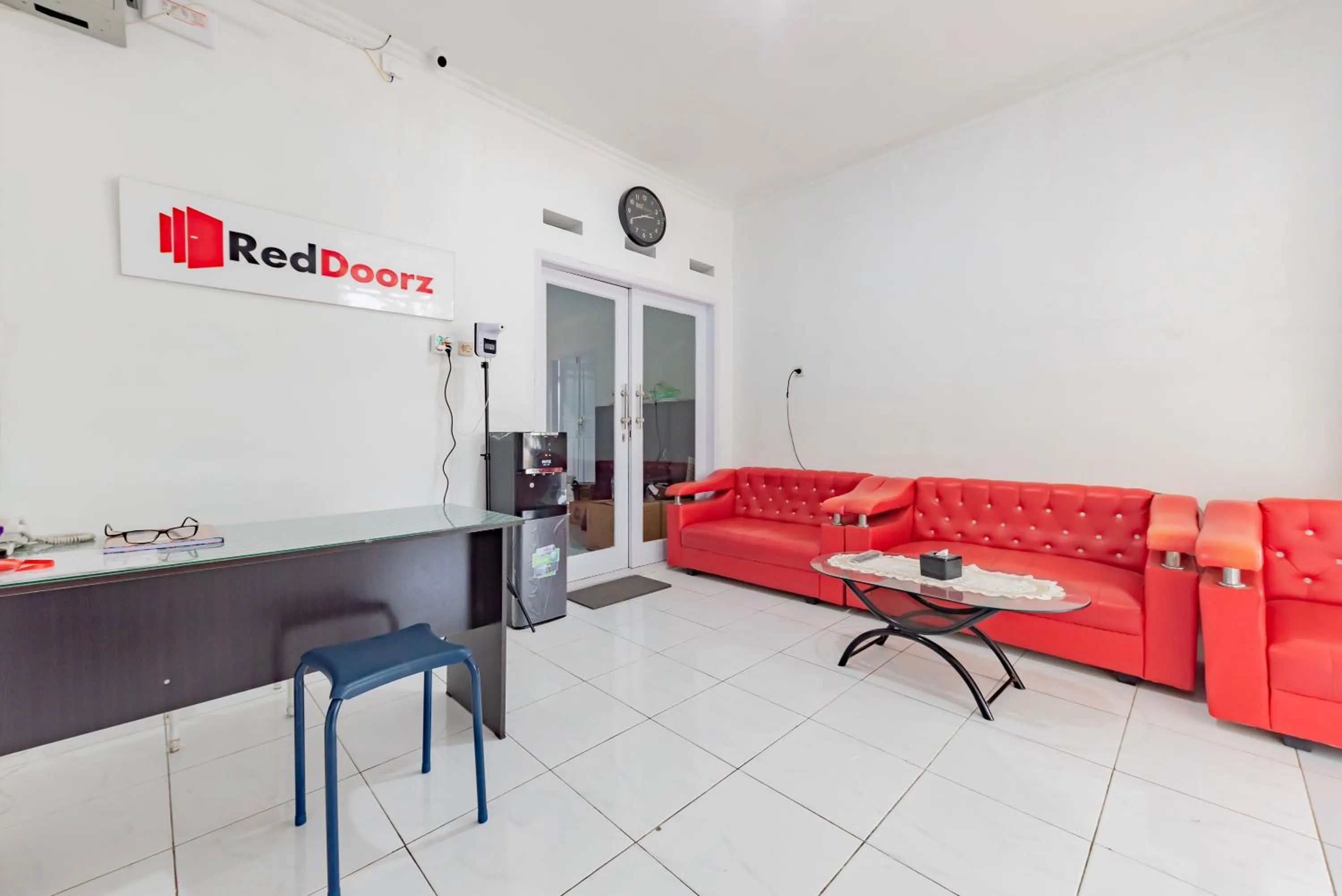 Living room in RedDoorz Syariah near Alun Alun Ciledug Cirebon