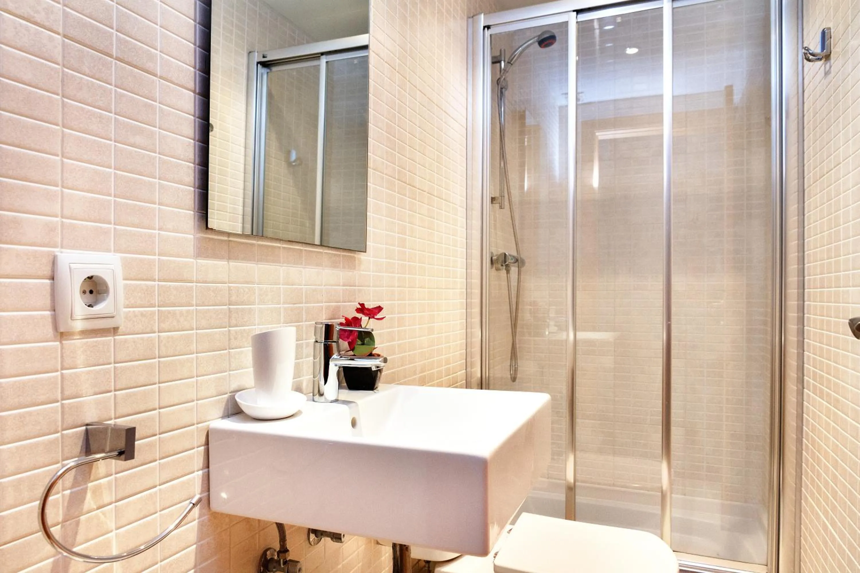 Shower in Feelathome Center Apartments