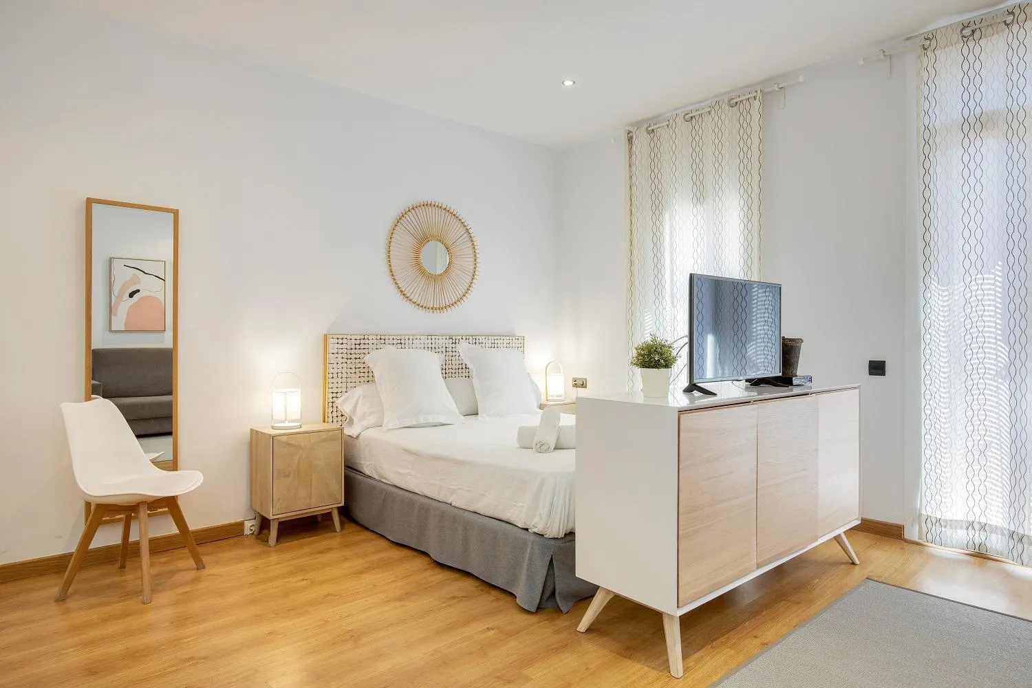 TV and multimedia, Bed in Feelathome Center Apartments