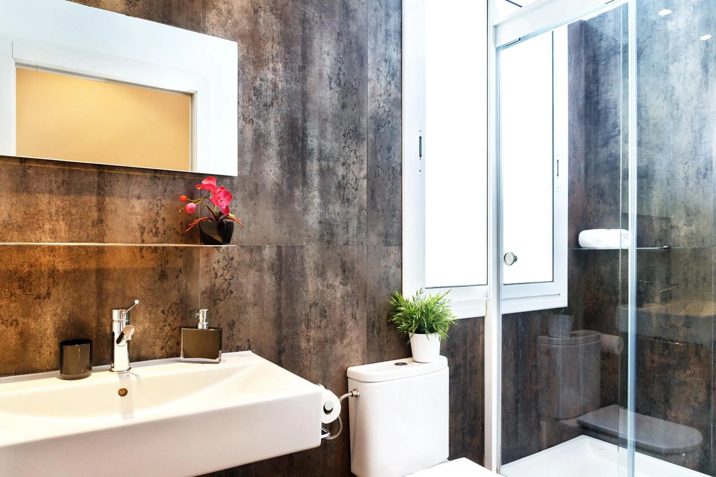 Shower in Feelathome Center Apartments