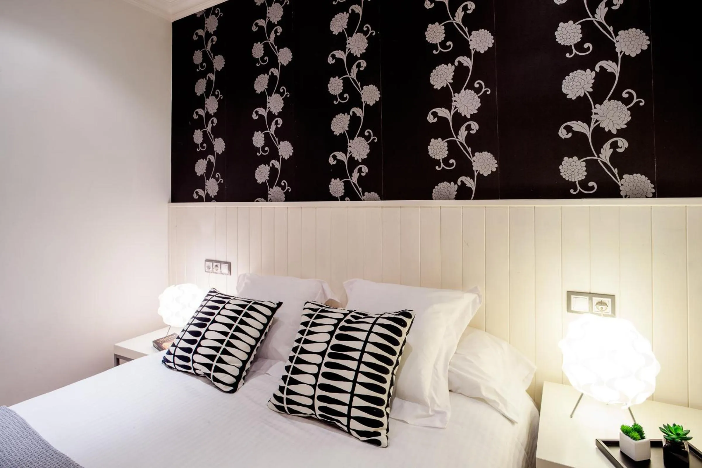 Bed in Feelathome Center Apartments