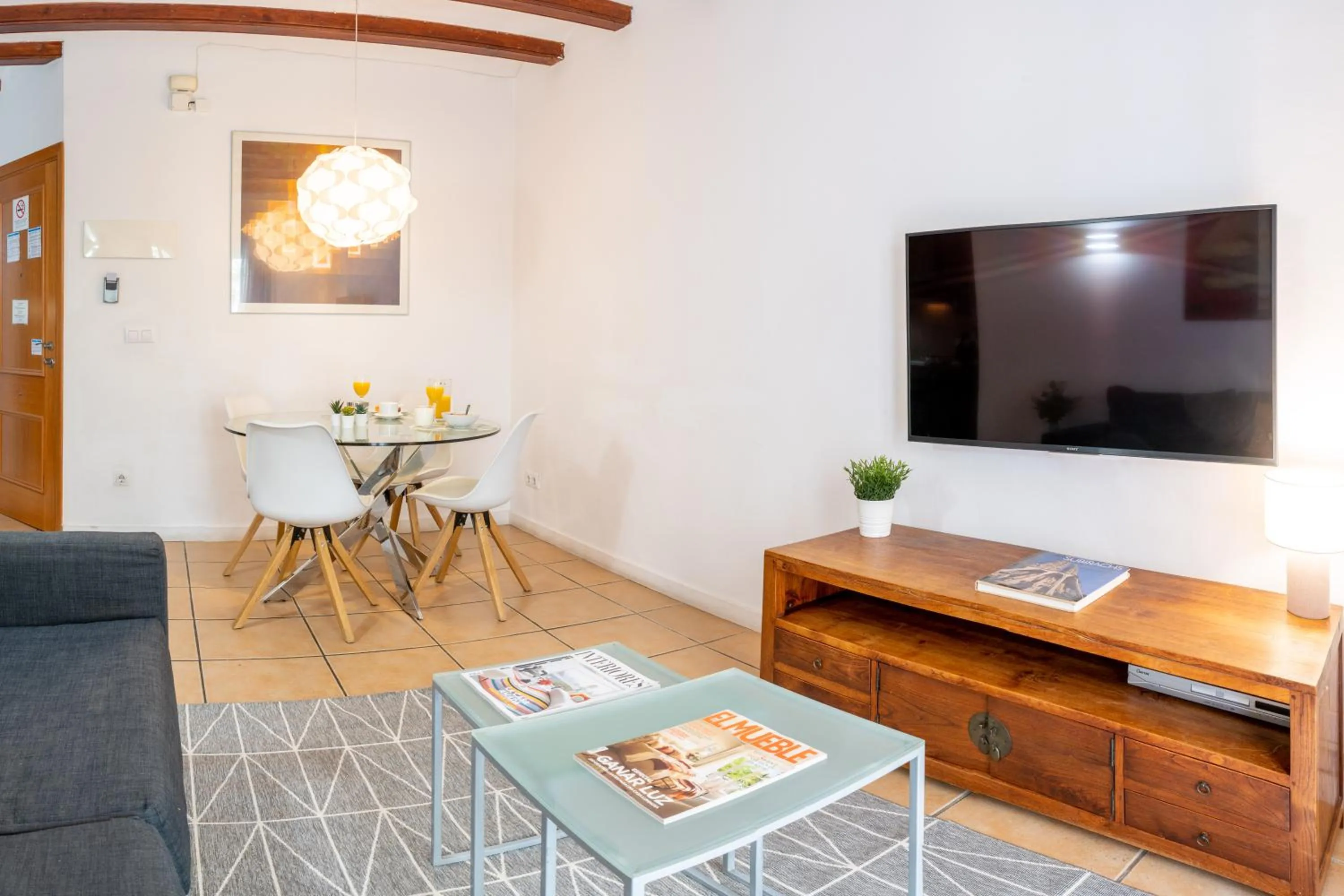 Seating area in Feelathome Center Apartments