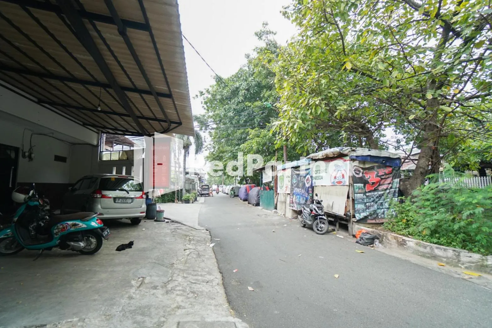 Parking in Bright Residence near ITC Mangga Dua Mitra RedDoorz