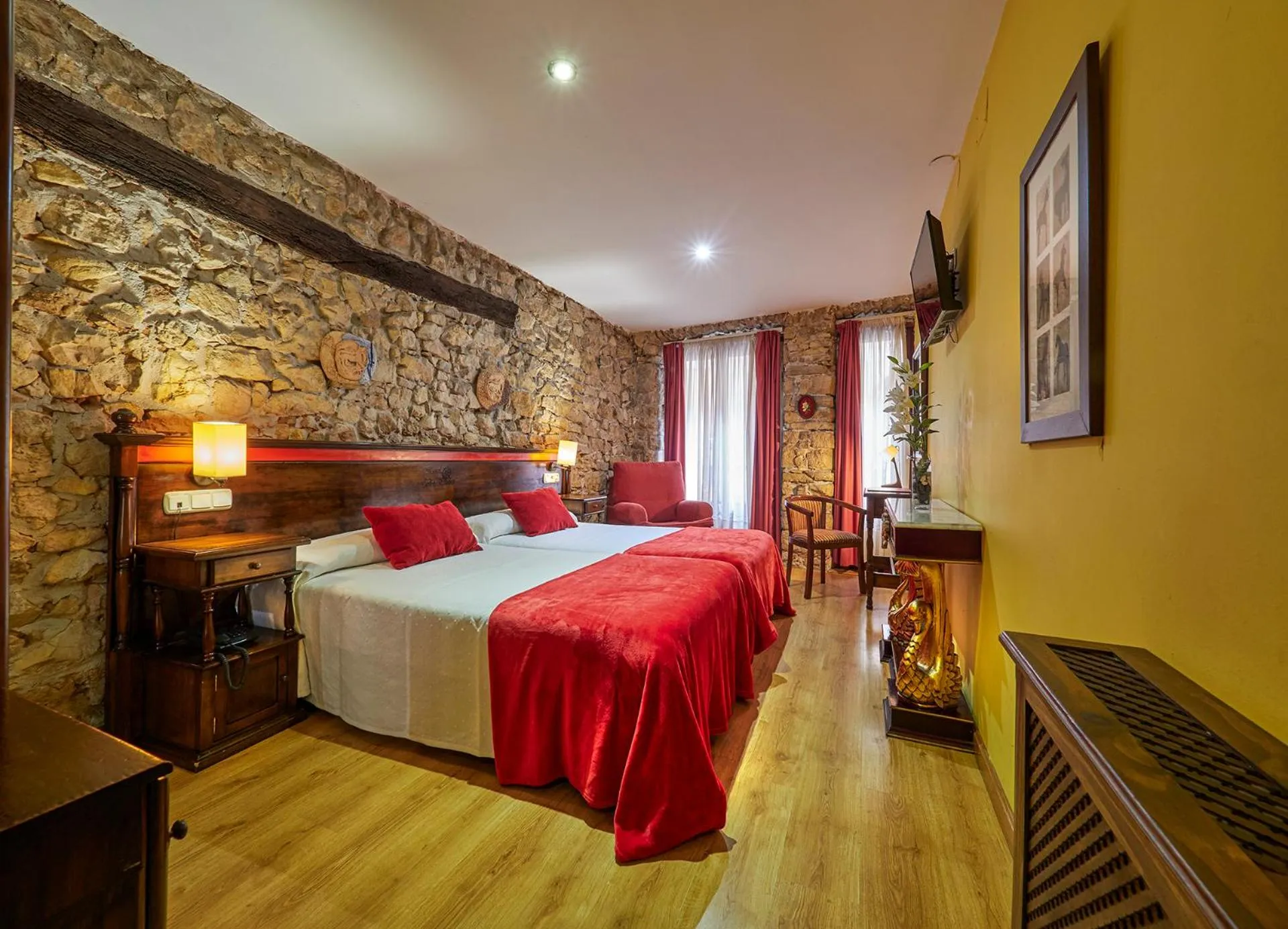 Photo of the whole room, Bed in Don Pedro