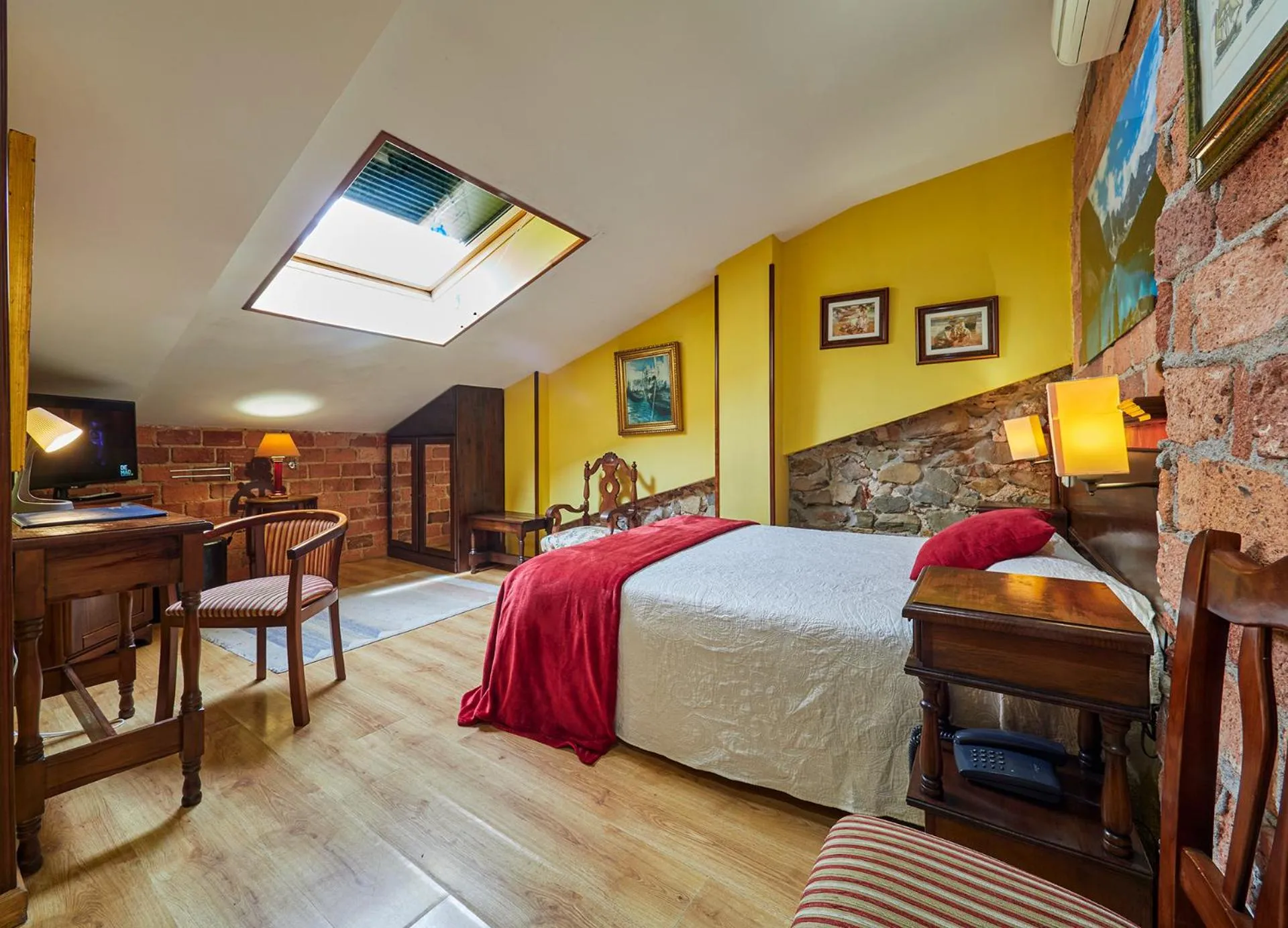 Photo of the whole room, Bed in Don Pedro