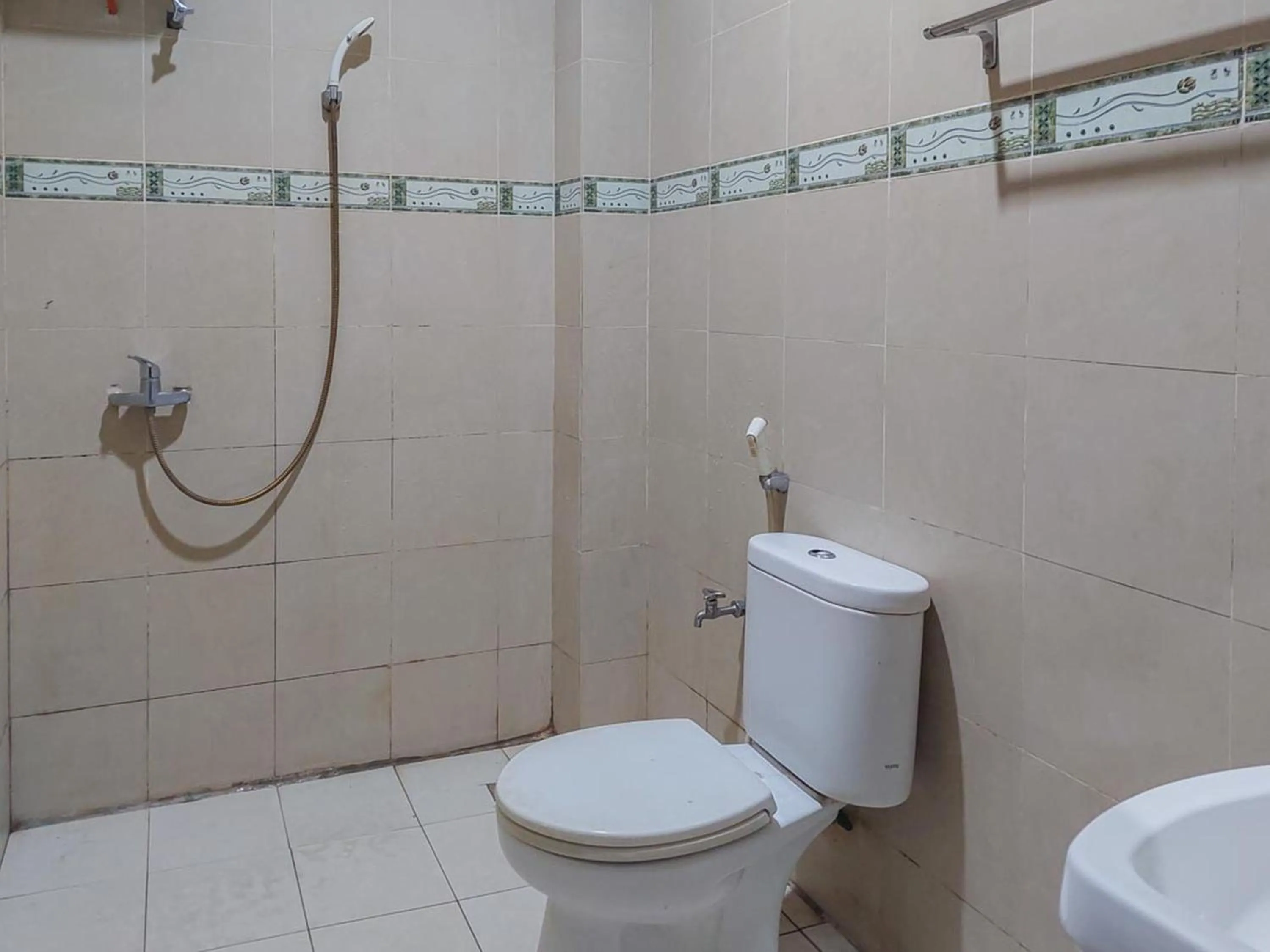 Bathroom in Hotel Halmahera Palangkaraya Mitra RedDoorz