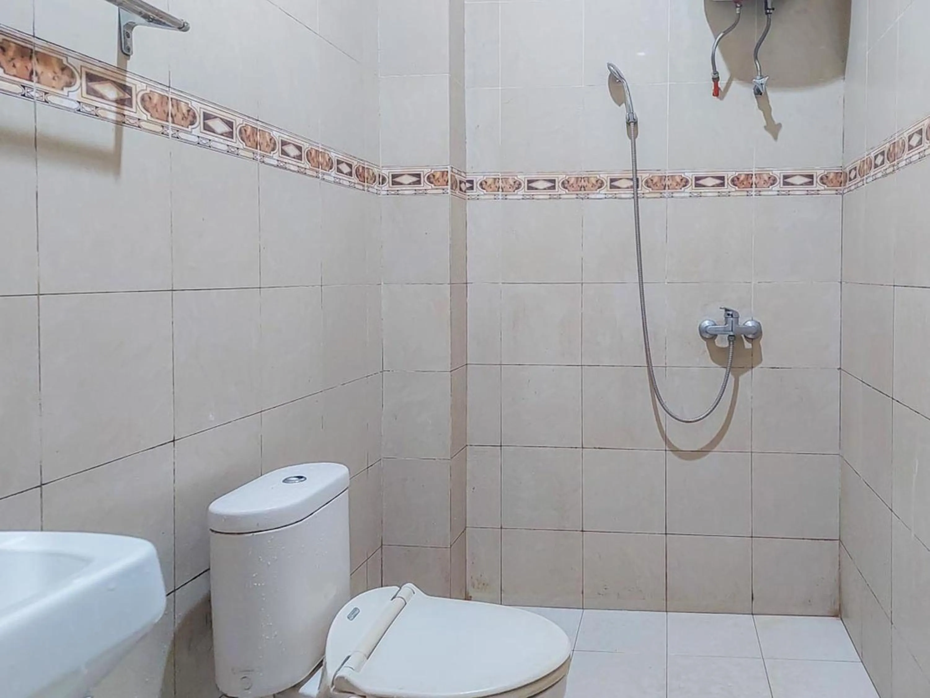 Bathroom in Hotel Halmahera Palangkaraya Mitra RedDoorz