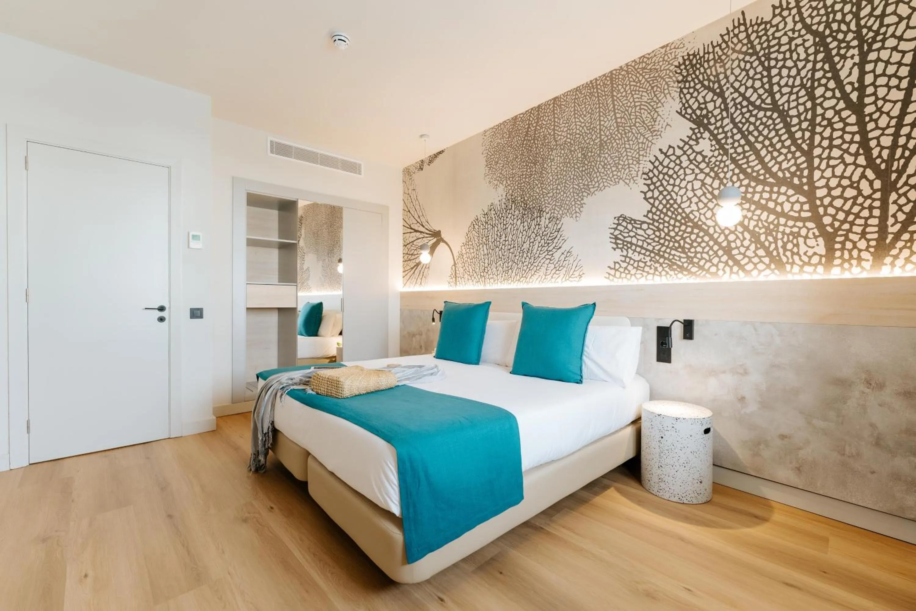 Photo of the whole room, Bed in R2 HIGOS BEACH