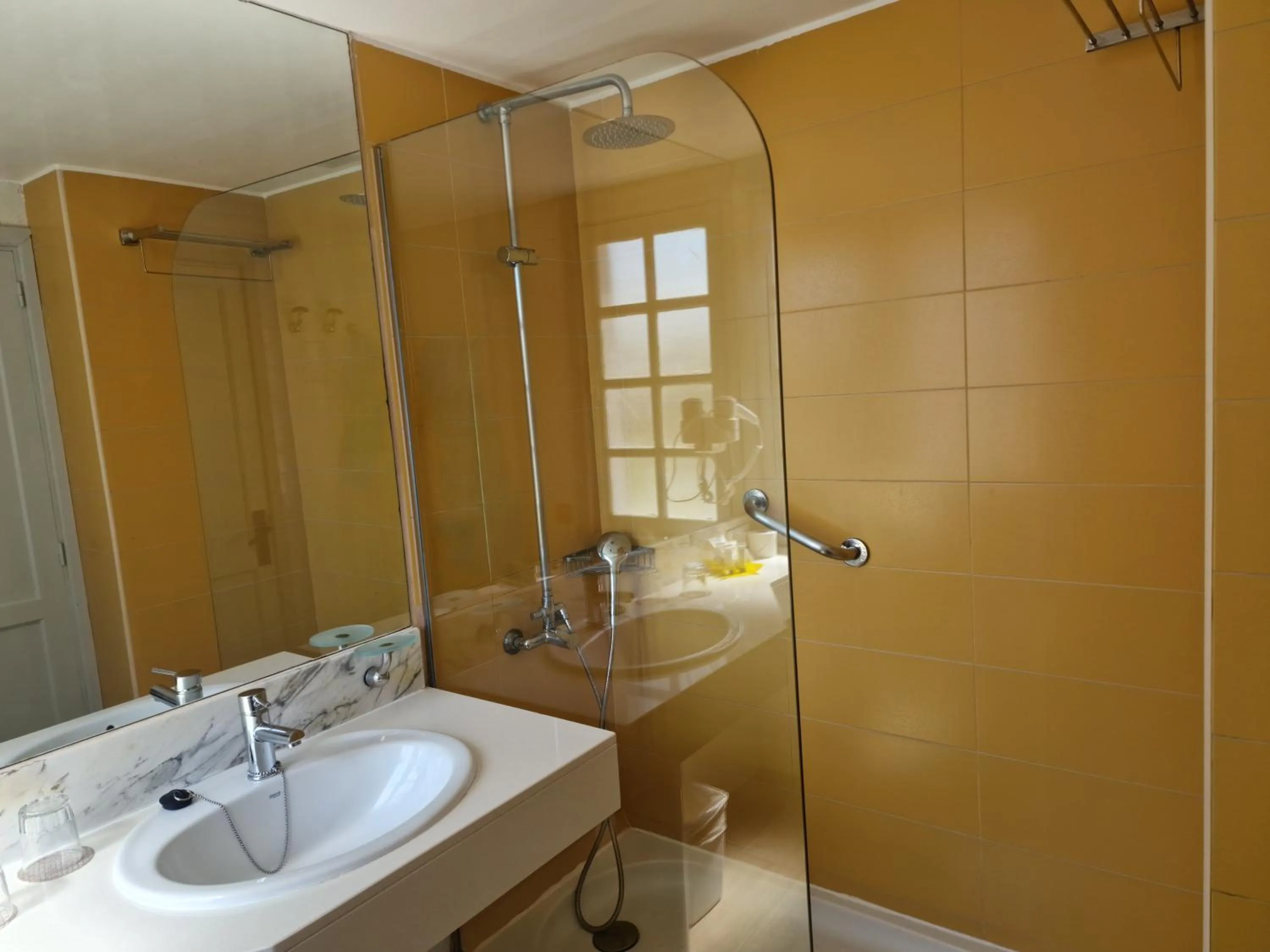 Shower in Fuentepark Apartments