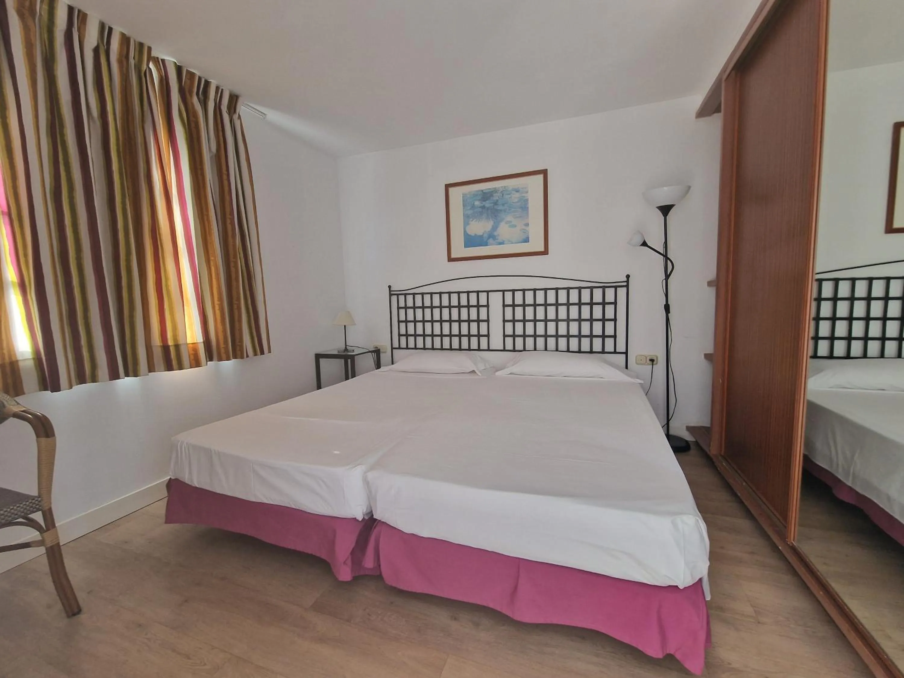 Bed in Fuentepark Apartments