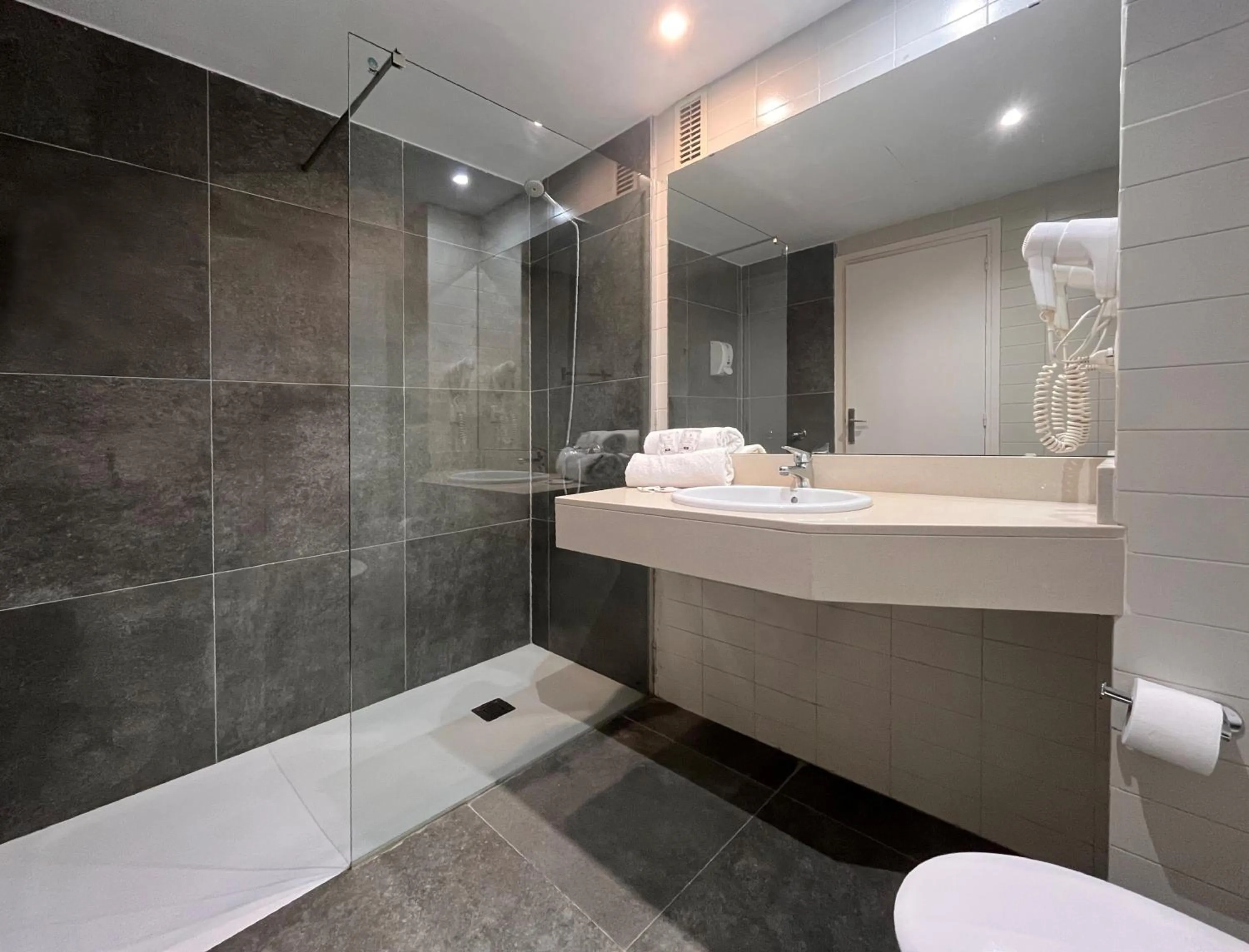 Shower in Hotel Gran Garbi & AquaSplash