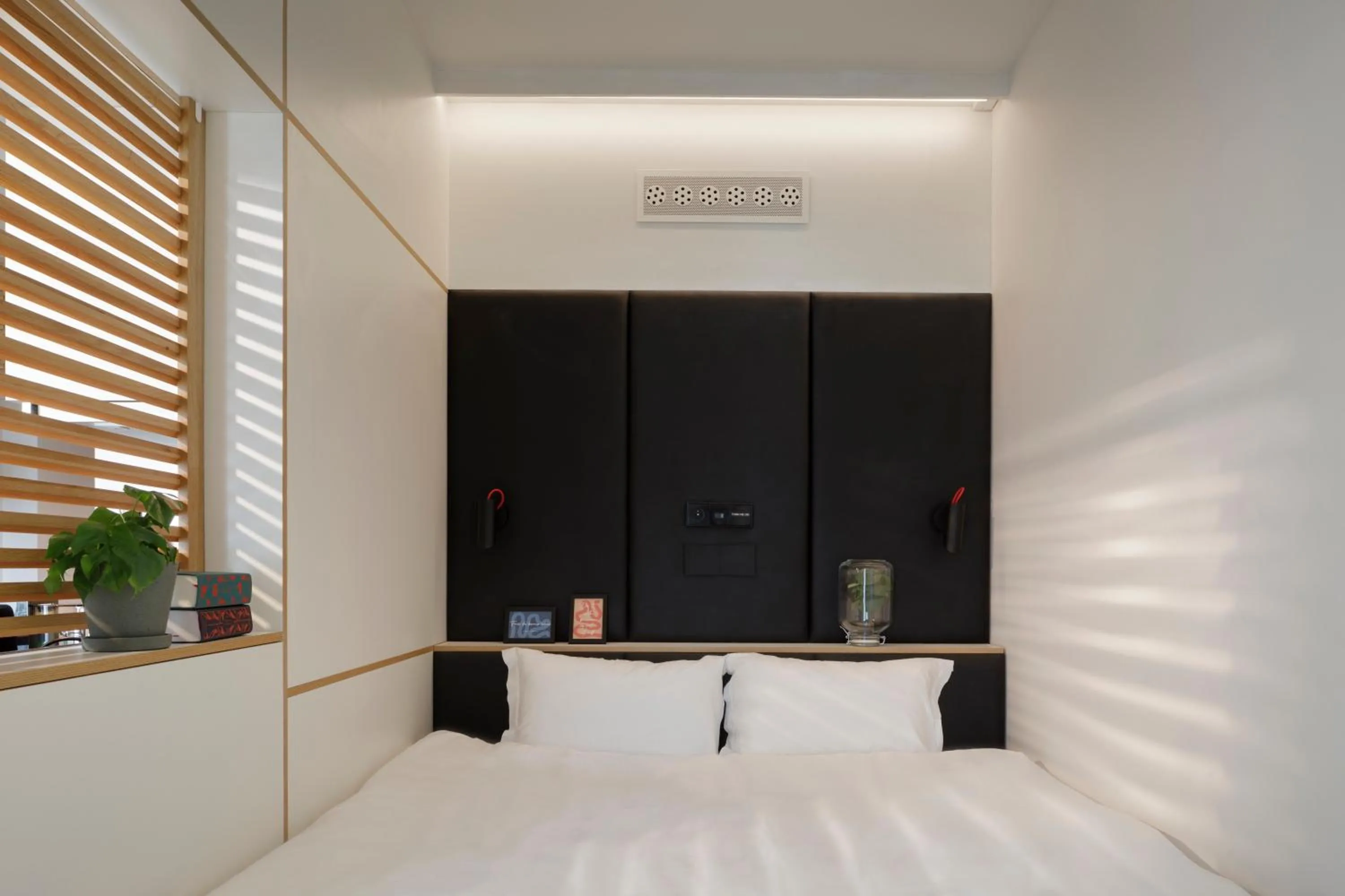 Bed in Zoku Paris