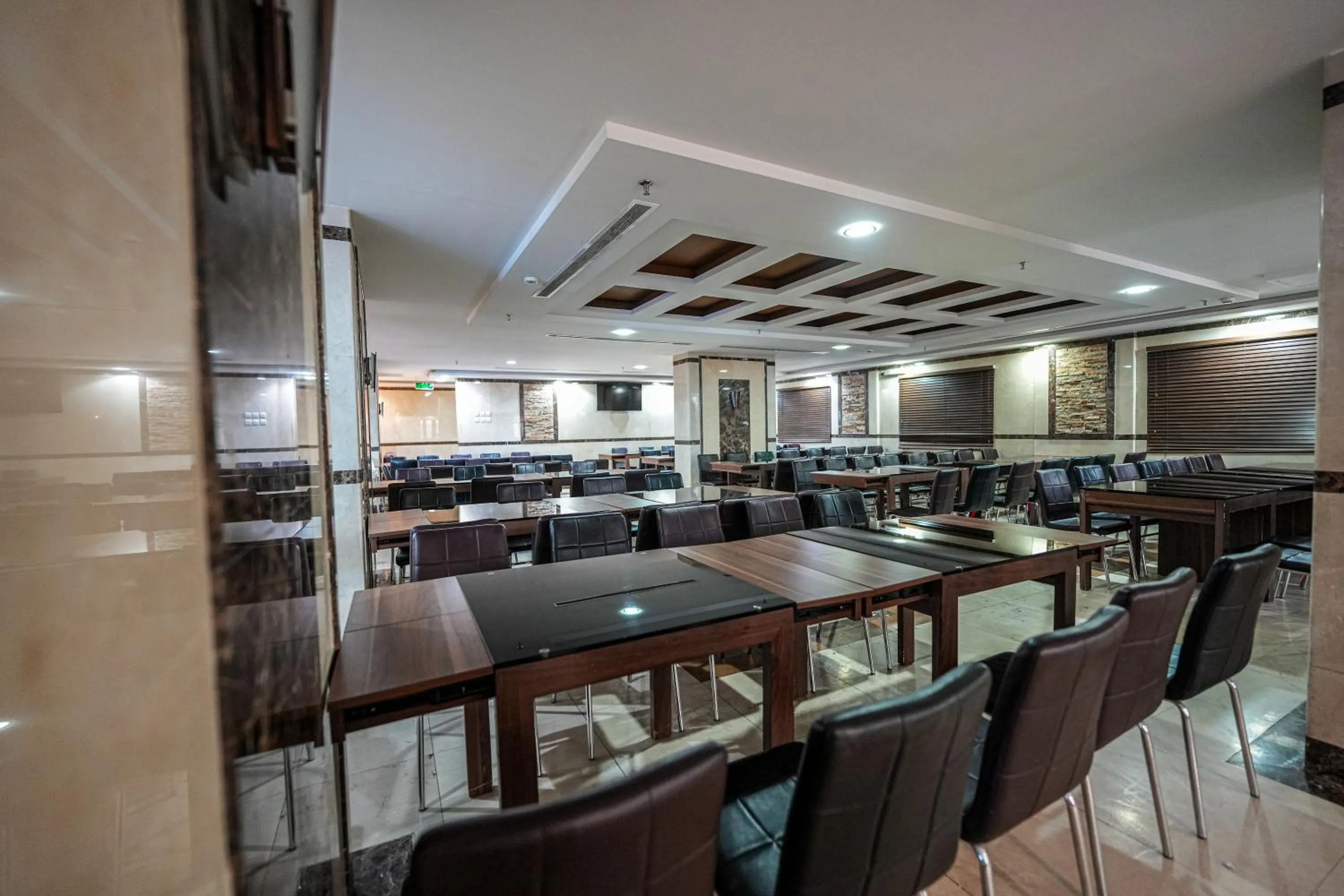 Restaurant/places to eat in Snood Al Azama Hotel