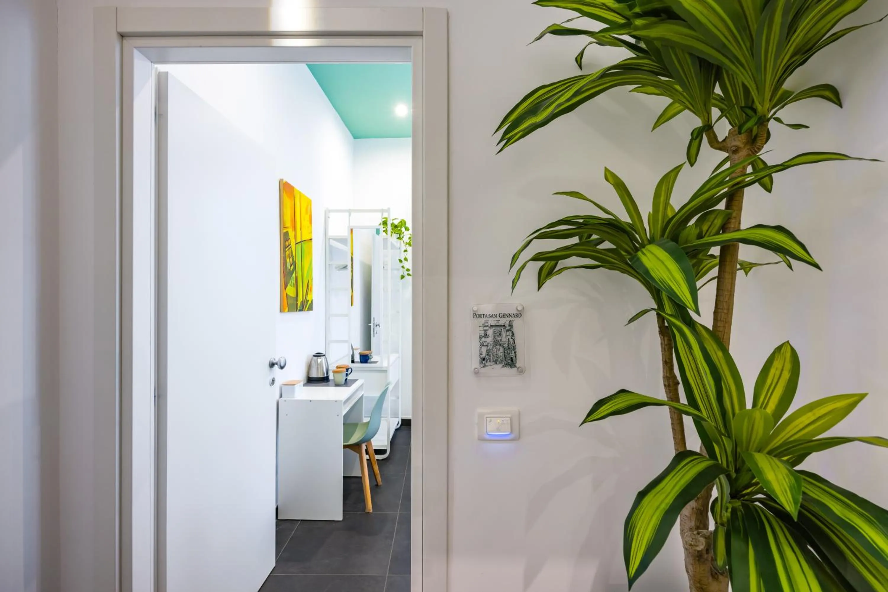 Decorative detail in Le Porte di Partenope