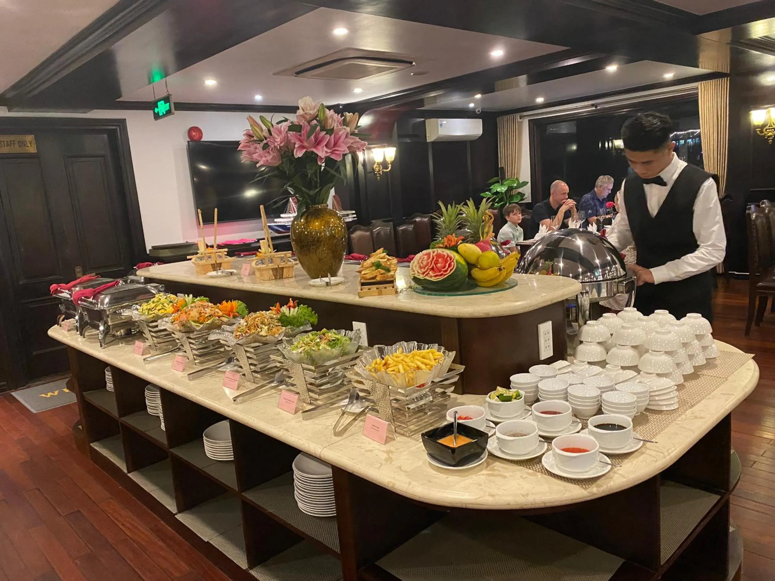 Evening entertainment in Erina Cruise by HAG