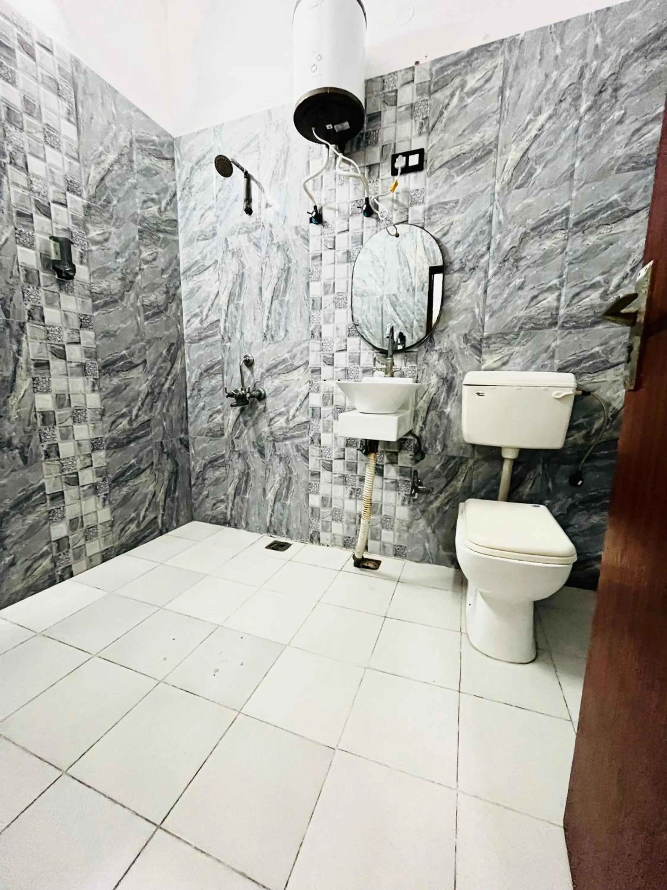 Shower in Alibaba’s Indiana Homestay