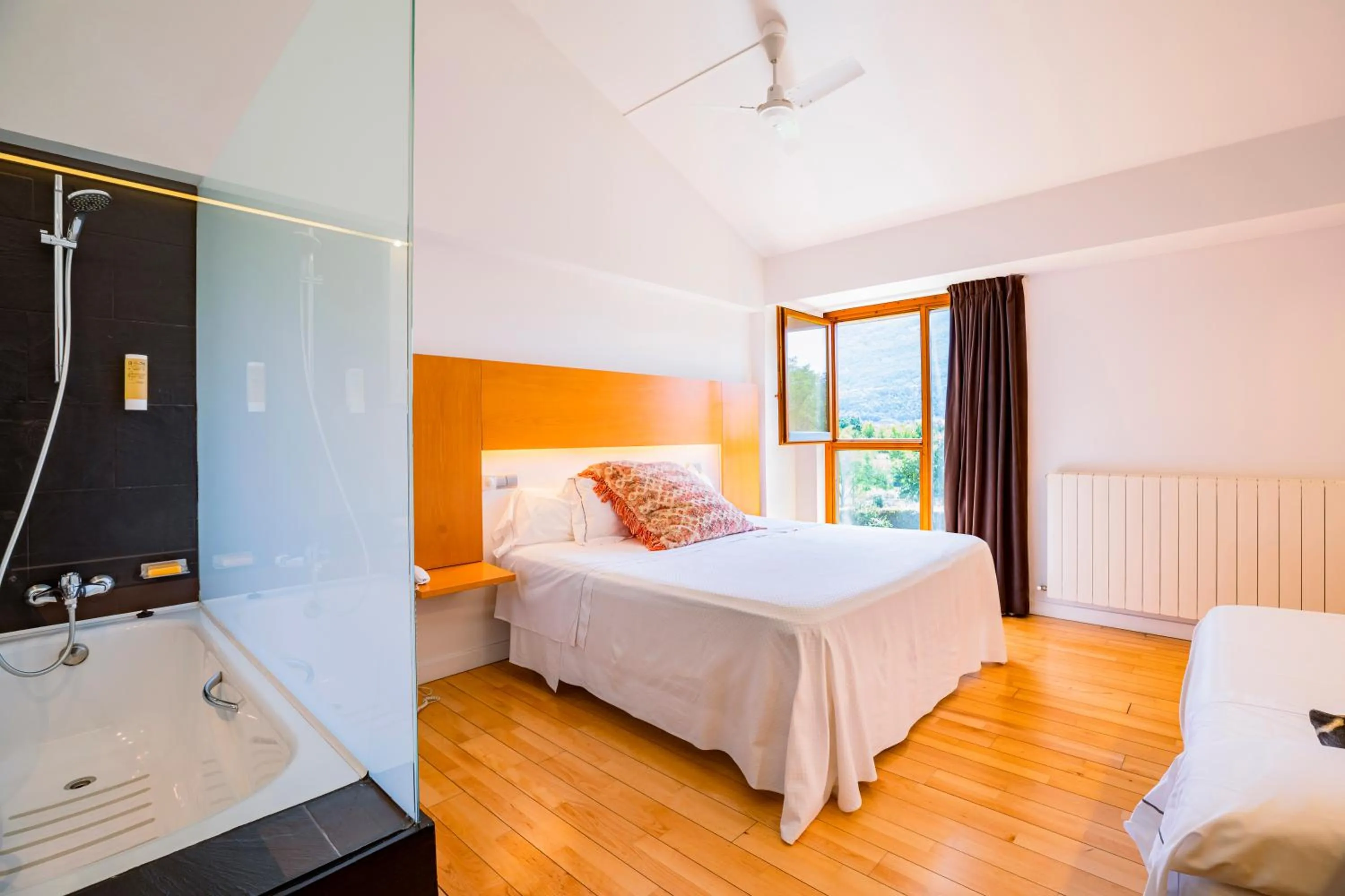 Bedroom, Bed in Tierra de Biescas