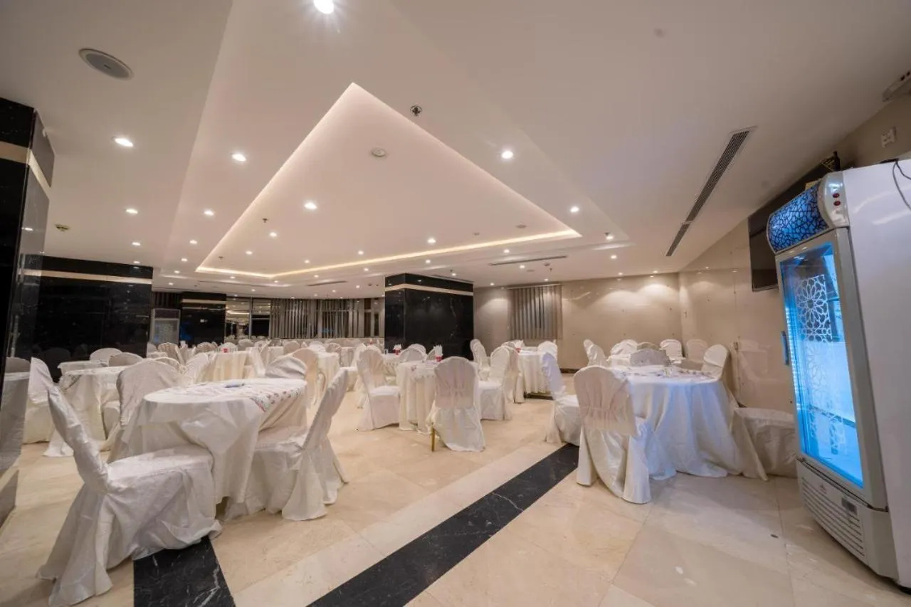 Dining area in Waseem Al Azizia Hotel