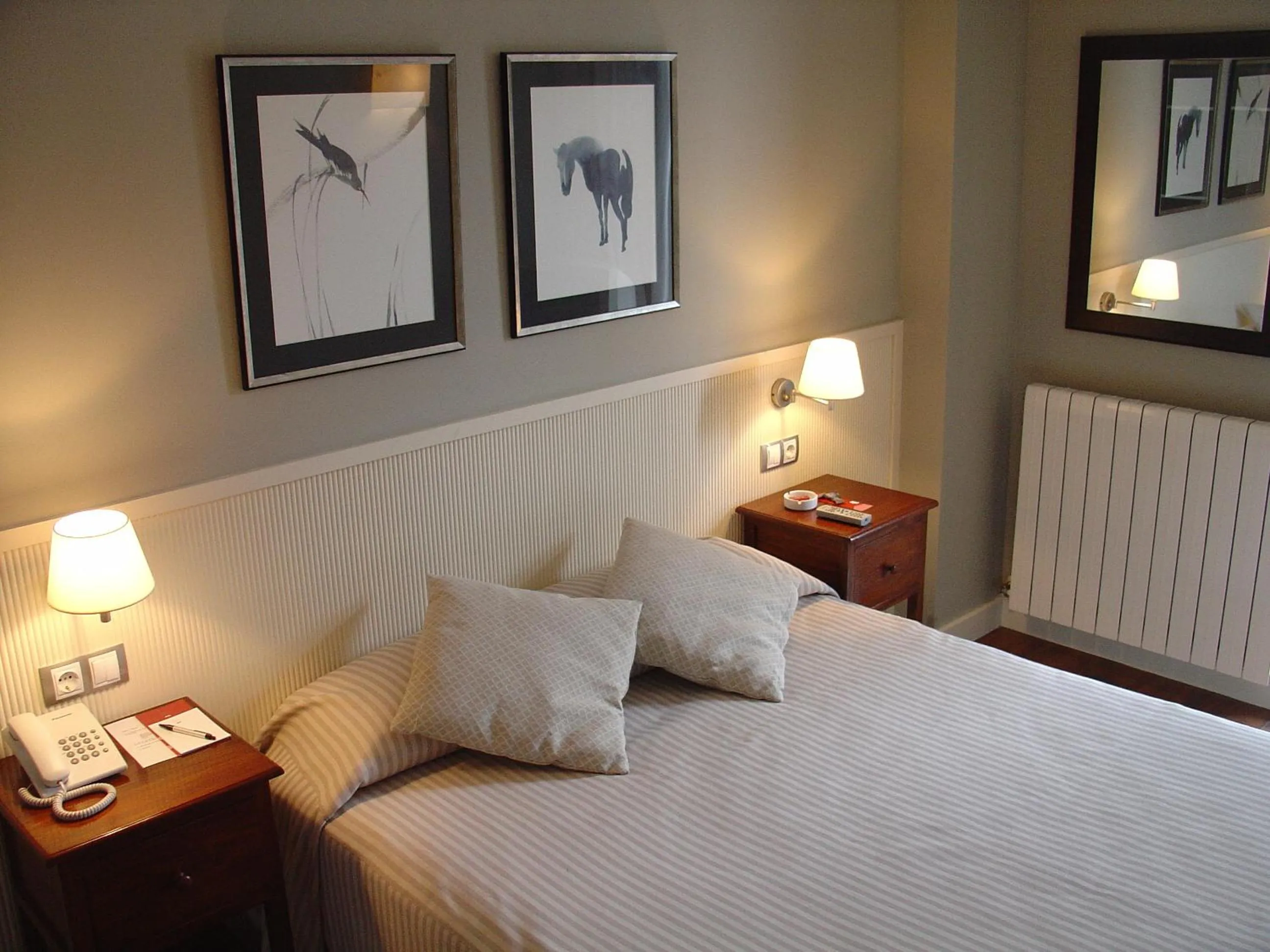 Photo of the whole room, Bed in HG Cerler