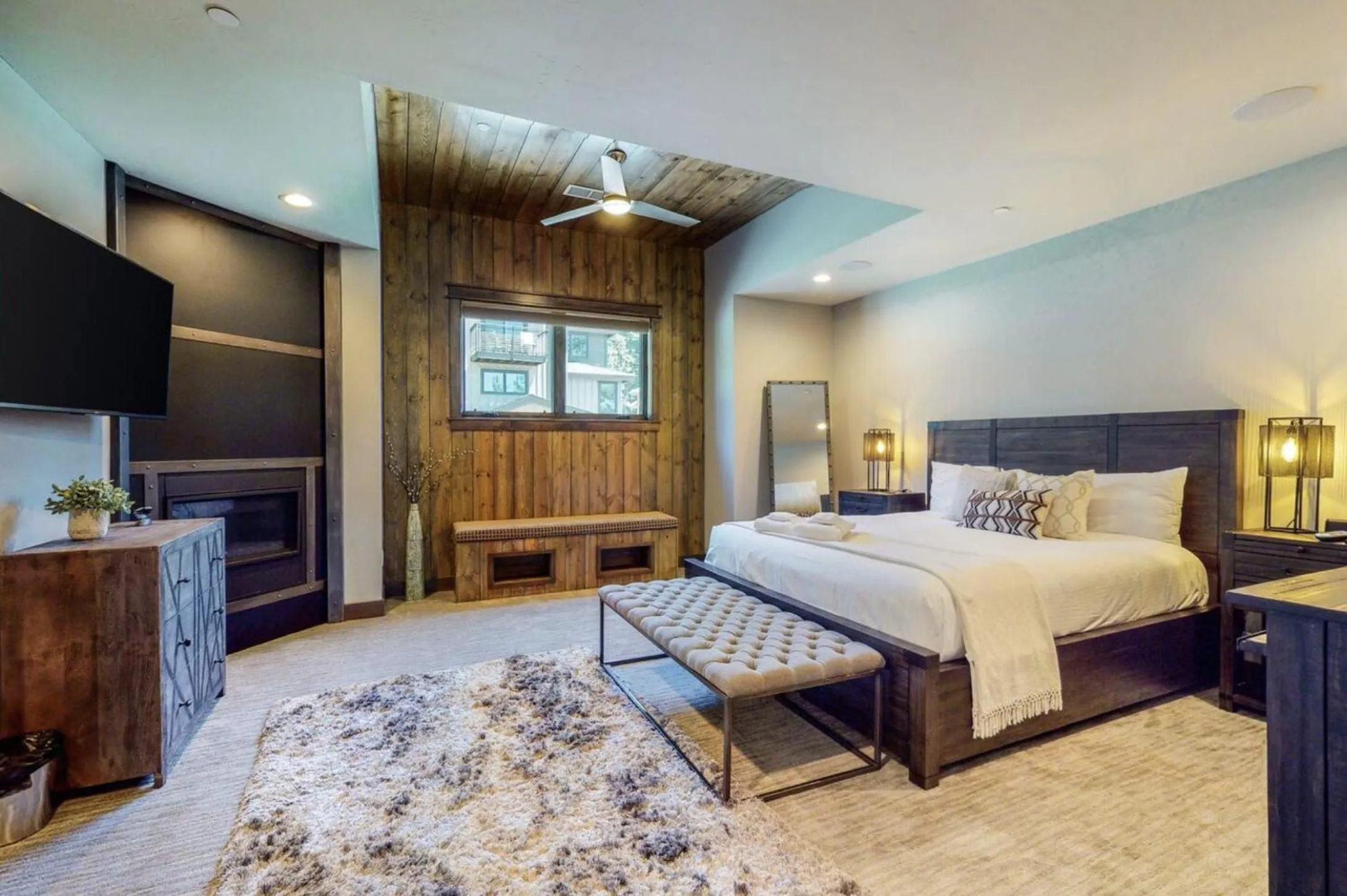 Bed in Gondola Vista Luxury Villas by Ski Heavenly & Beaches