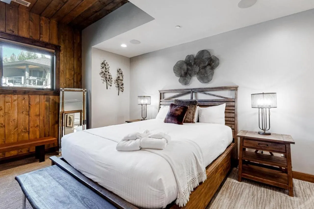 Bed in Gondola Vista Luxury Villas by Ski Heavenly & Beaches