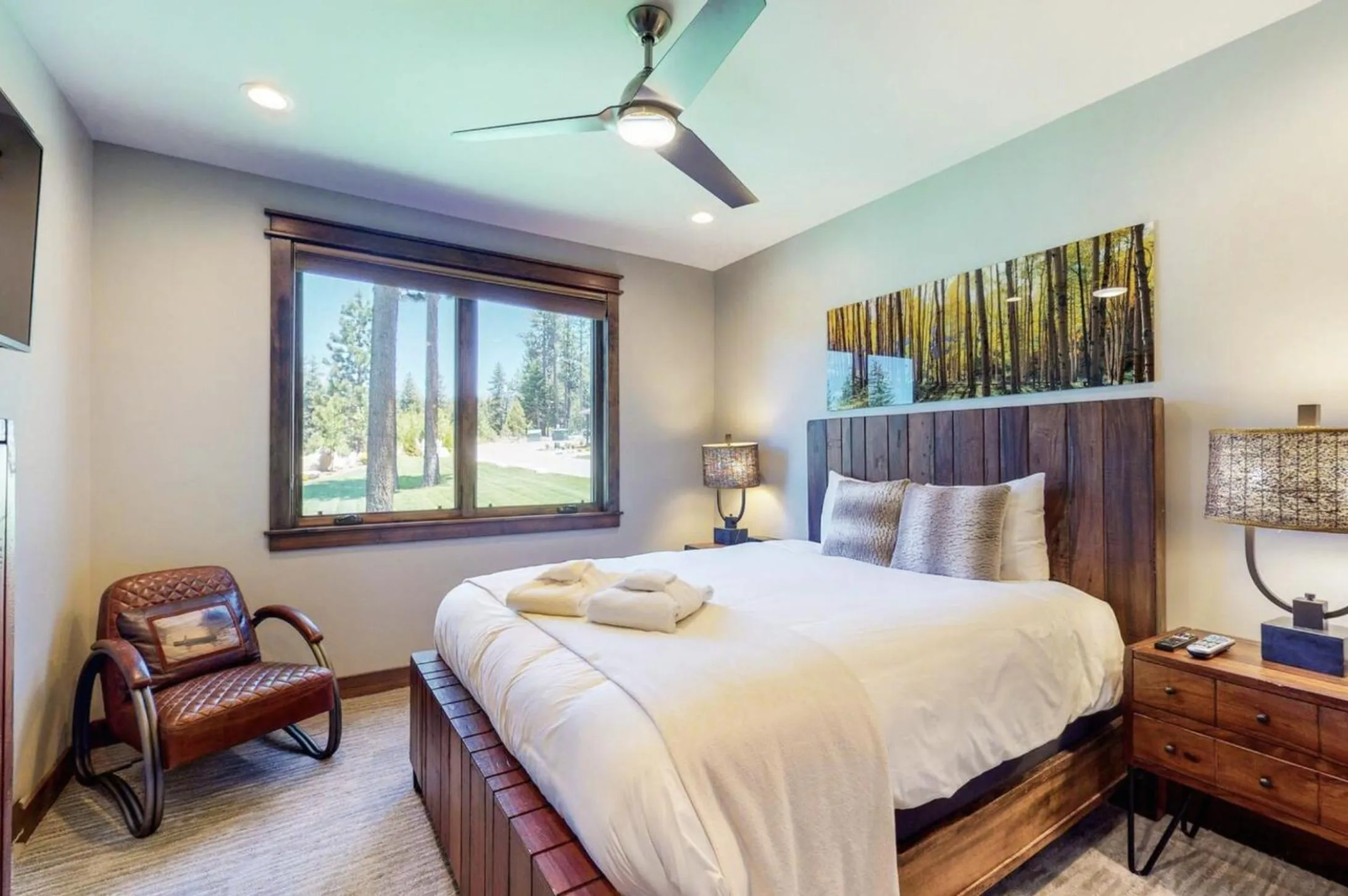 Bed in Gondola Vista Luxury Villas by Ski Heavenly & Beaches