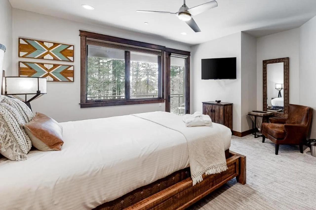 Bed in Gondola Vista Luxury Villas by Ski Heavenly & Beaches