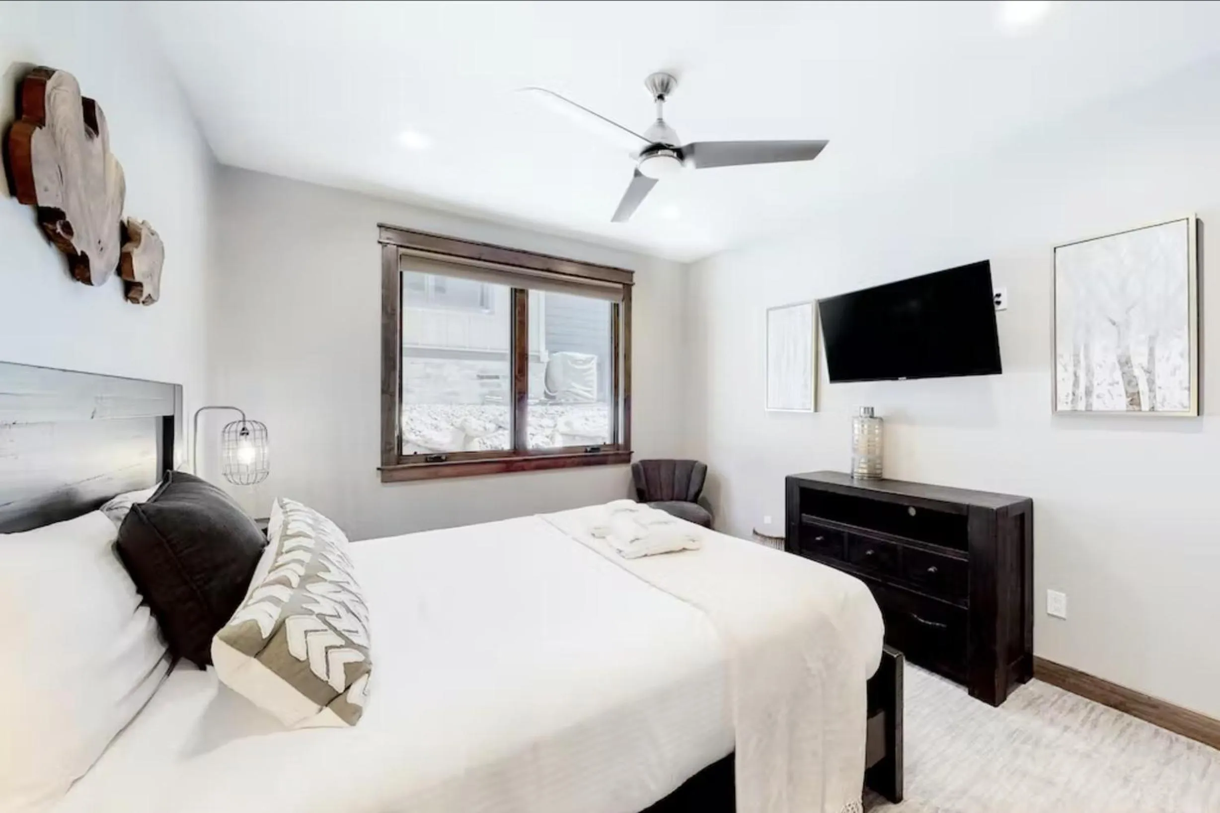 Bed in Gondola Vista Luxury Villas by Ski Heavenly & Beaches