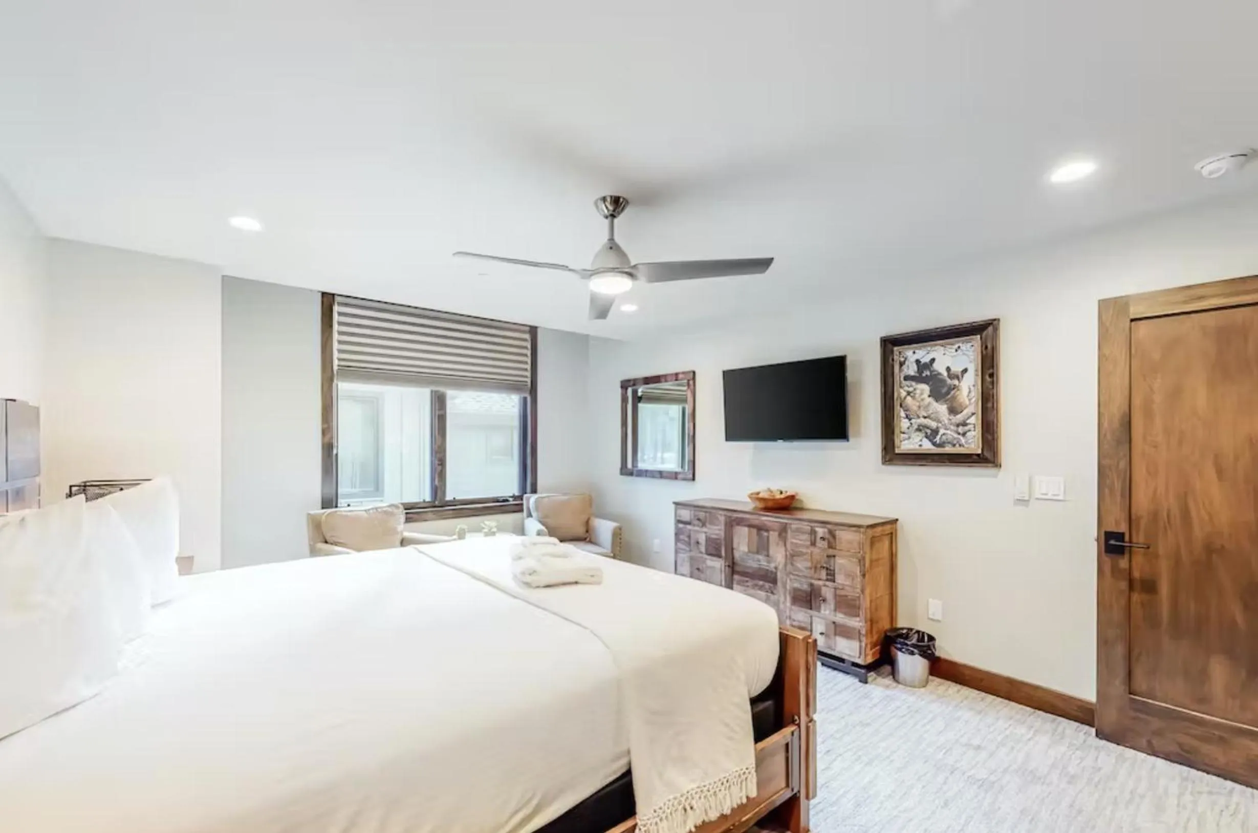 Bed in Gondola Vista Luxury Villas by Ski Heavenly & Beaches