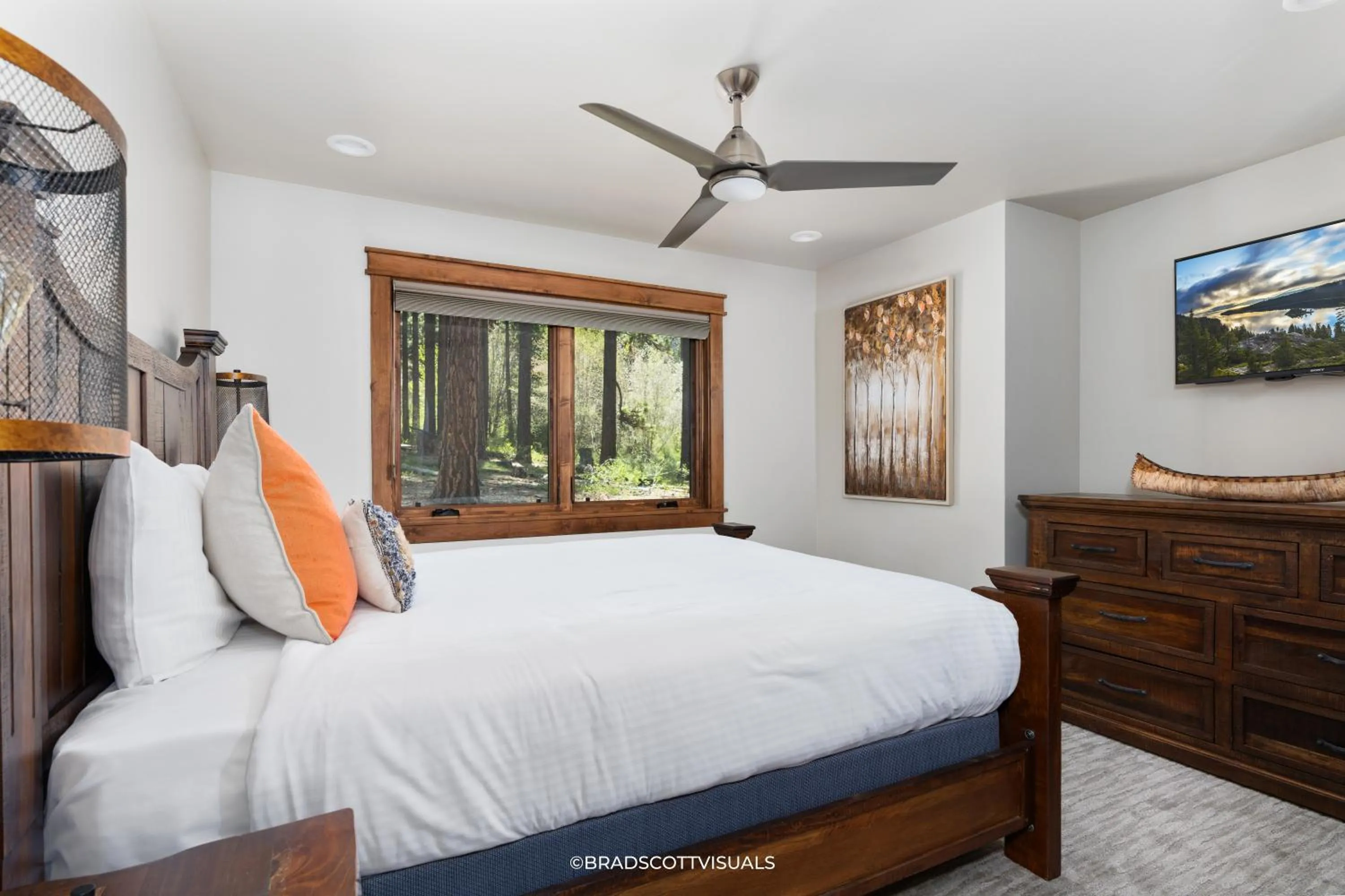 Bed in Gondola Vista Luxury Villas by Ski Heavenly & Beaches