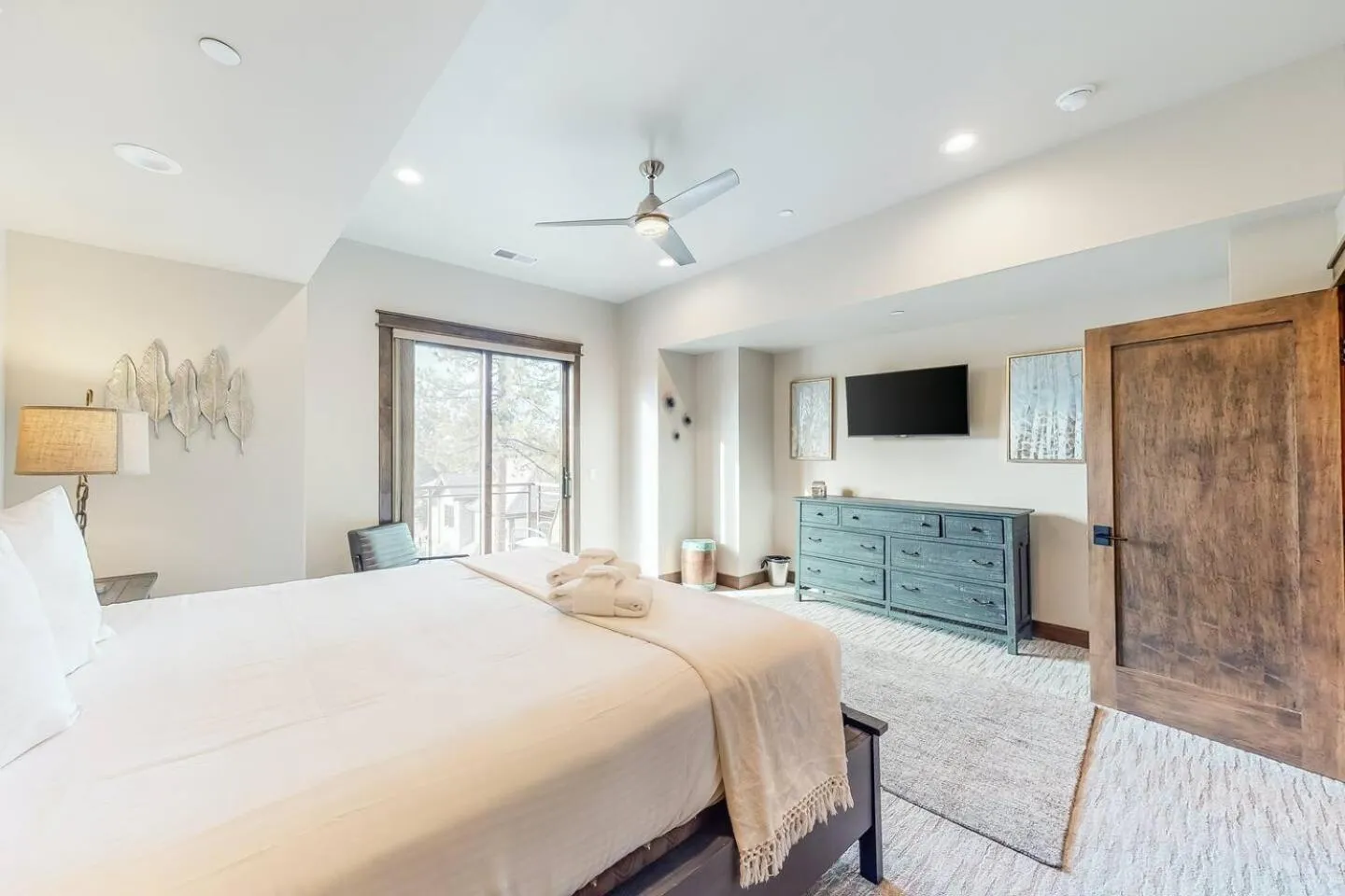 Bed in Gondola Vista Luxury Villas by Ski Heavenly & Beaches