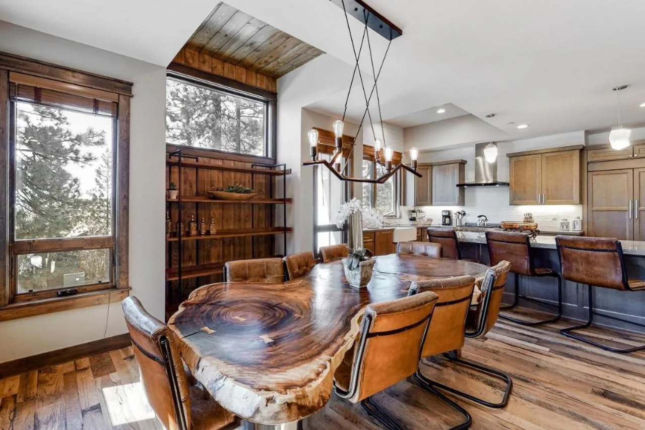 Dining area in Gondola Vista Luxury Villas by Ski Heavenly & Beaches