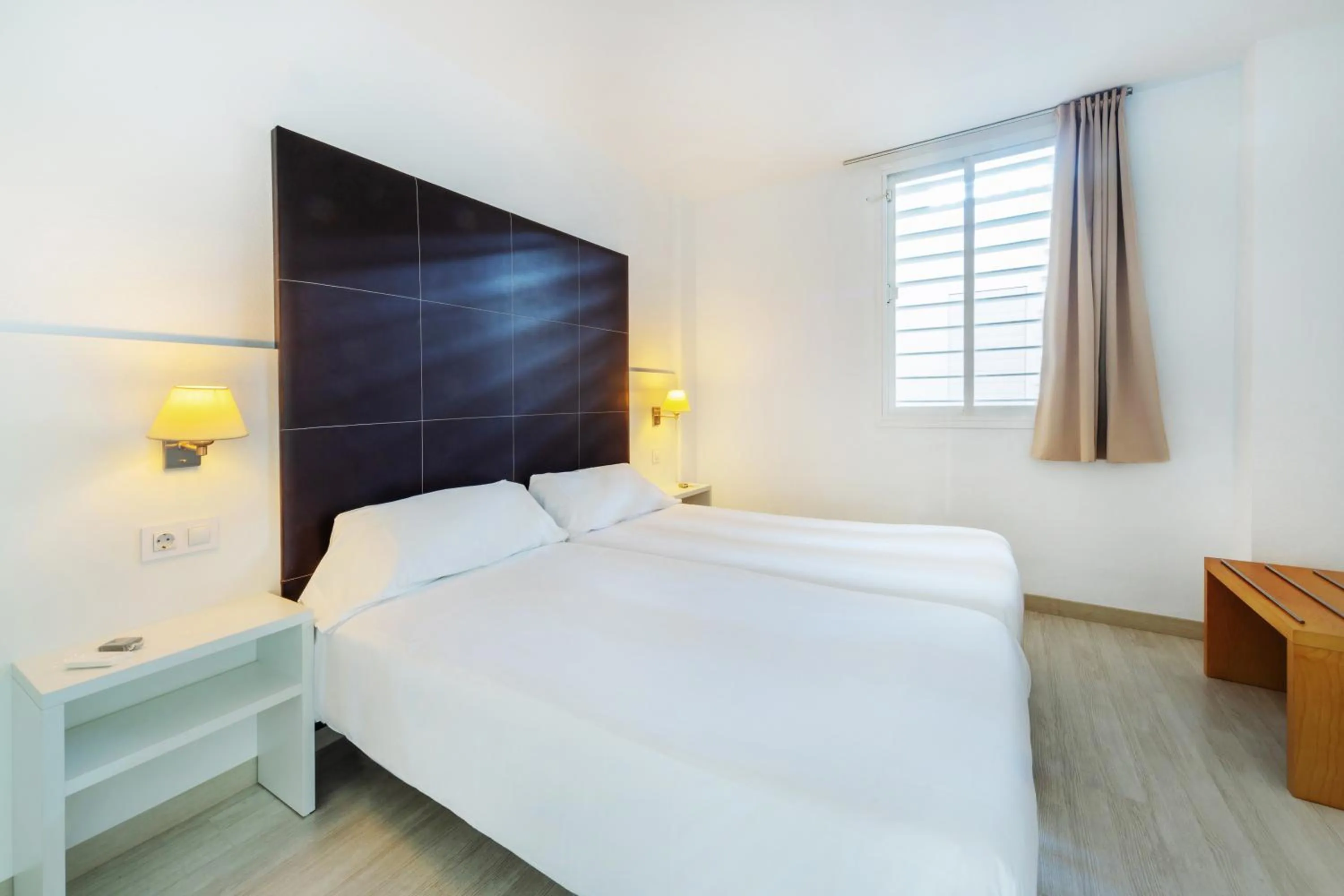 Photo of the whole room, Bed in Club Simó