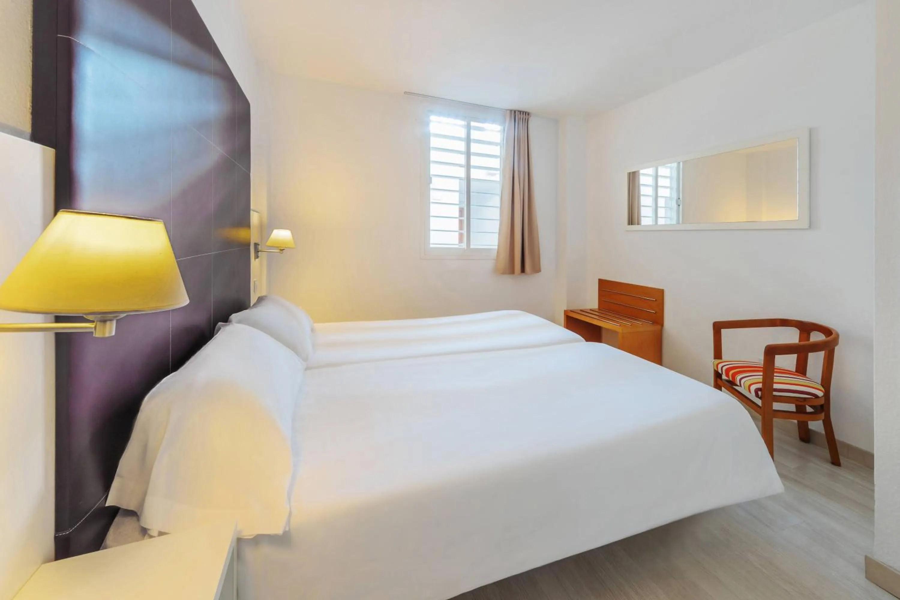 Photo of the whole room, Bed in Club Simó