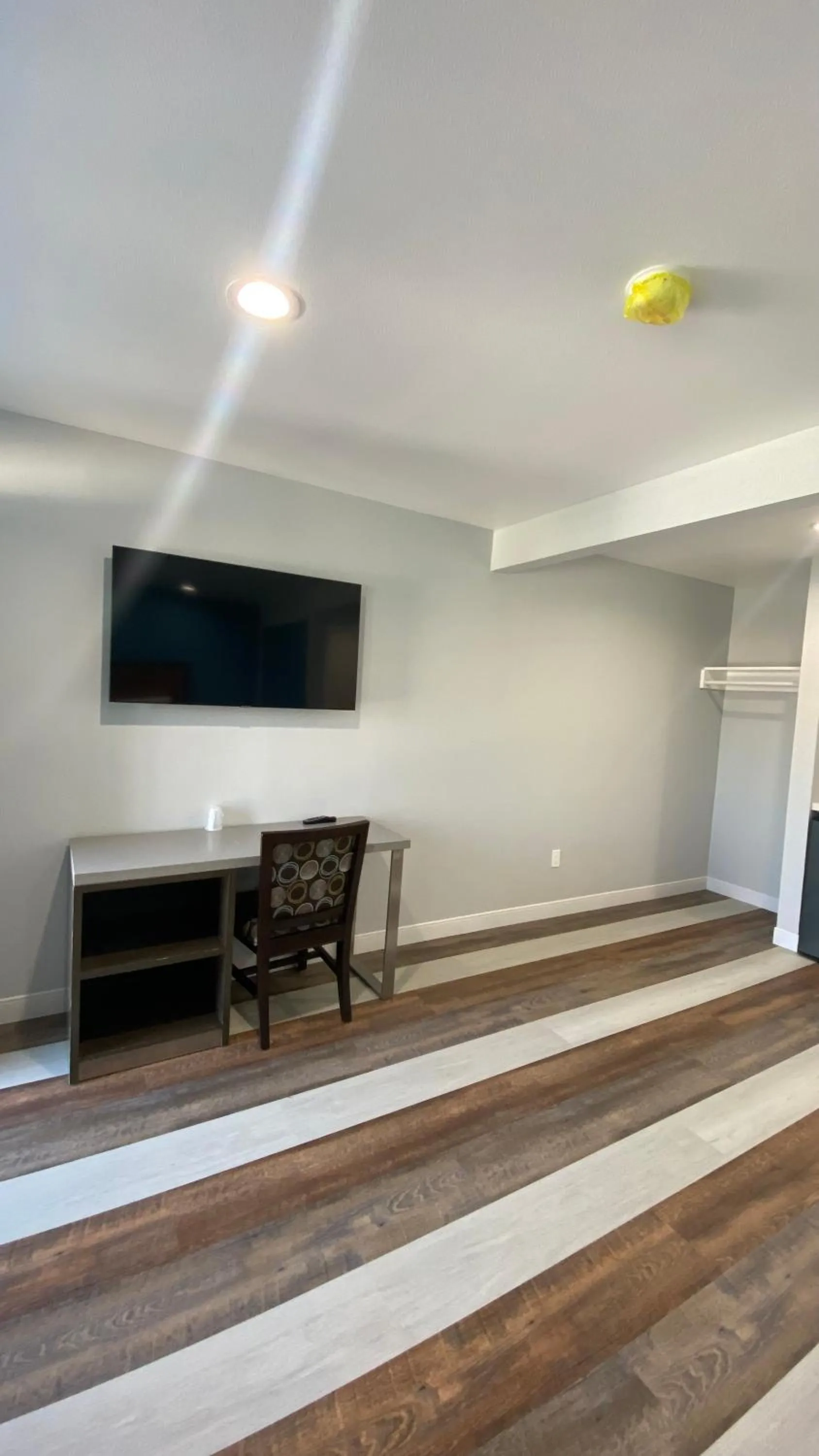 TV and multimedia in Plaza Inn Motel - Los Angeles area