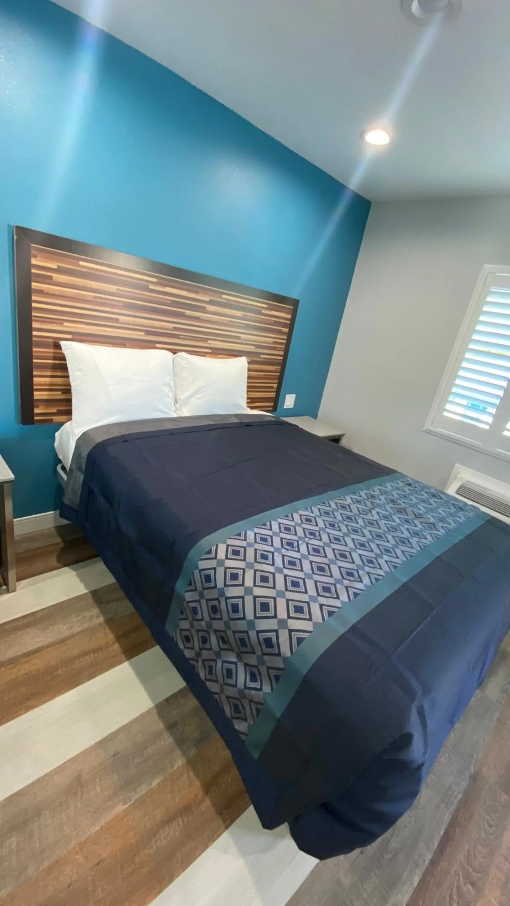 Bedroom, Bed in Plaza Inn Motel - Los Angeles area