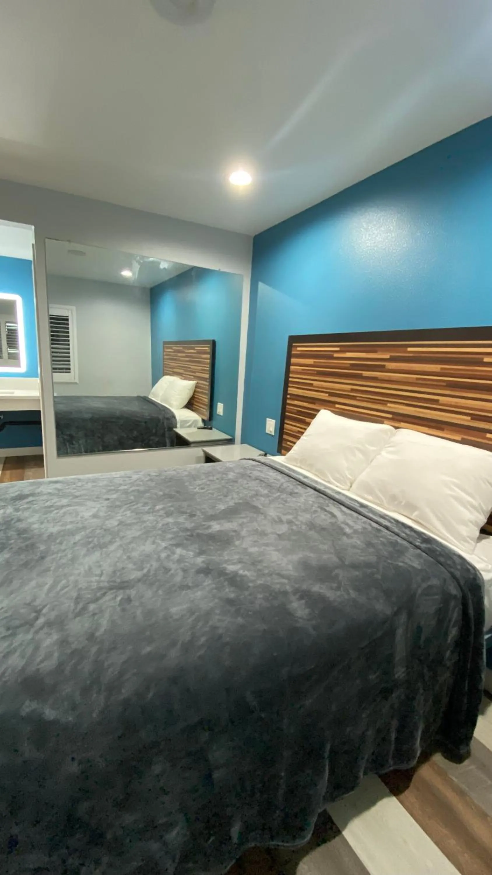 Bed in Plaza Inn Motel - Los Angeles area