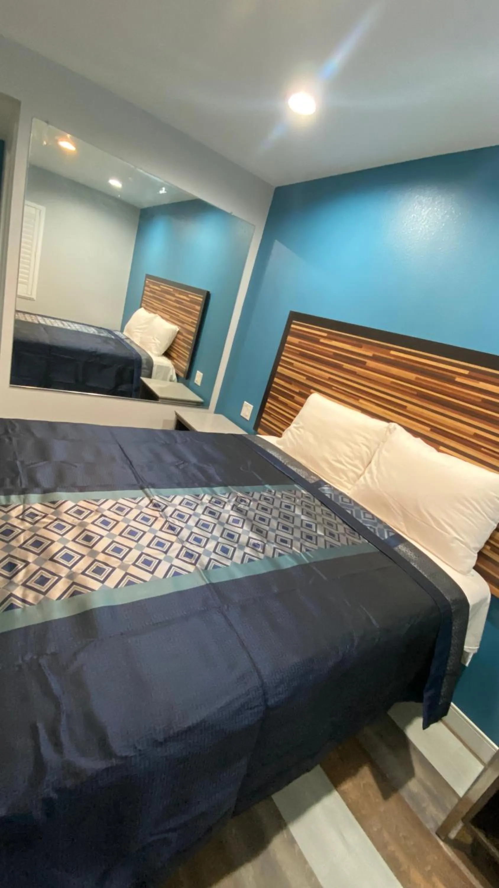 Bed in Plaza Inn Motel - Los Angeles area