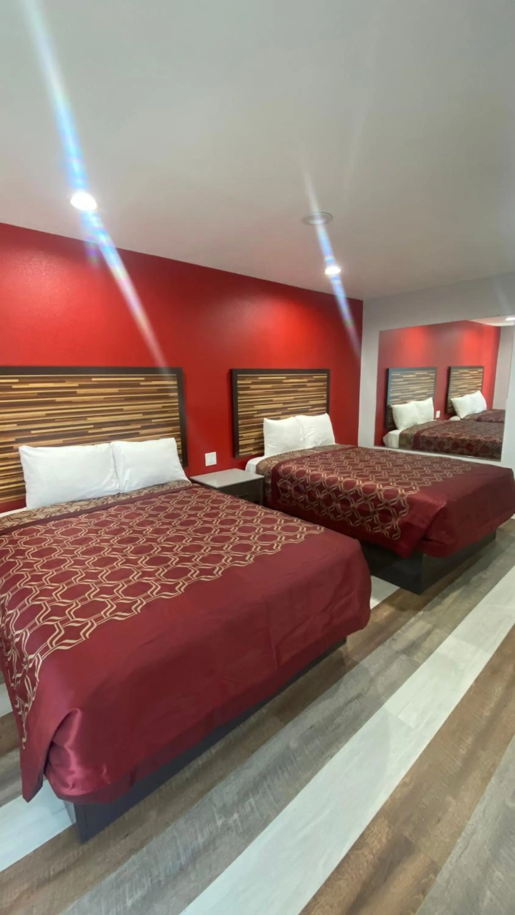 Bed in Plaza Inn Motel - Los Angeles area