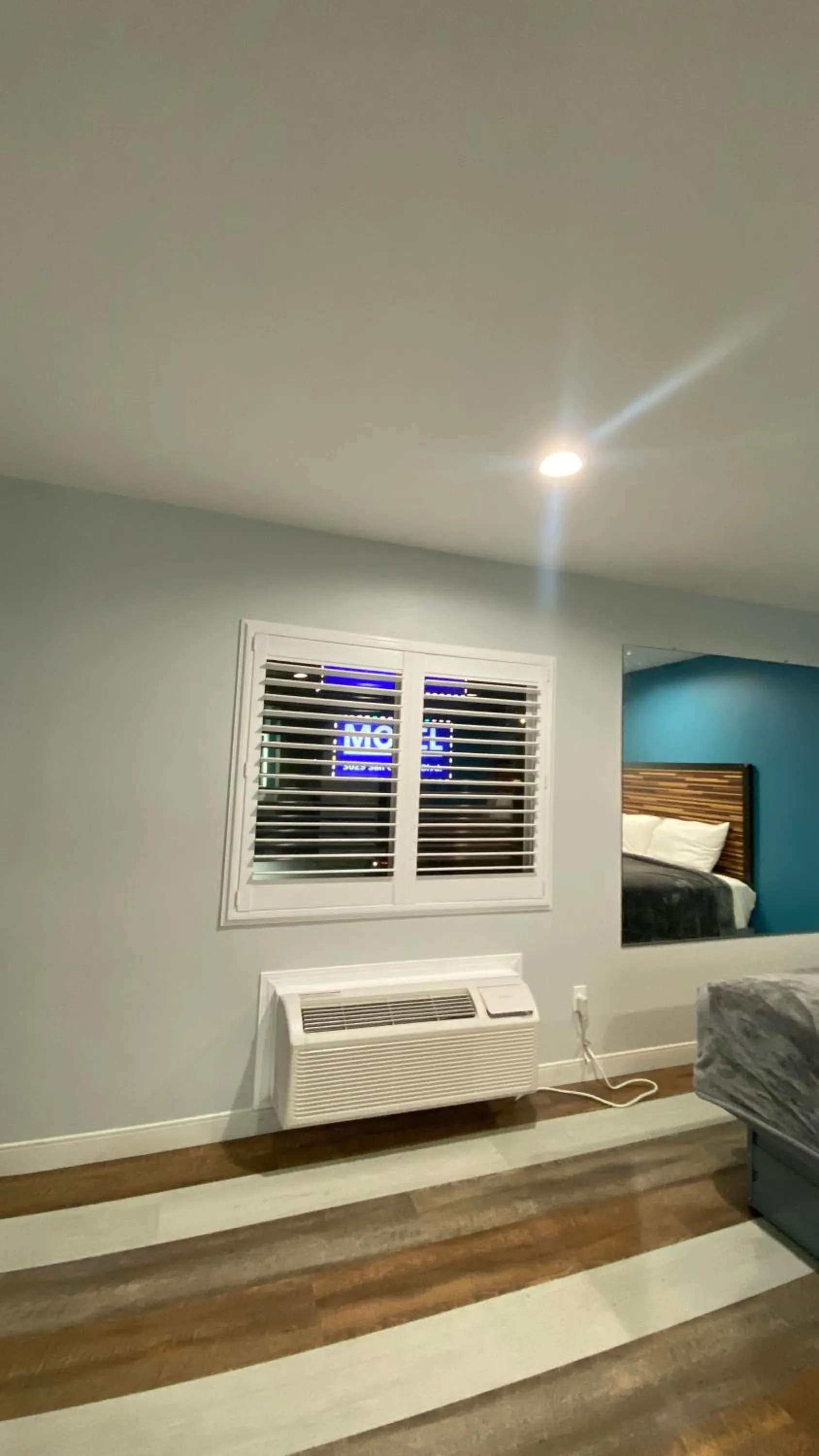 Bed in Plaza Inn Motel - Los Angeles area