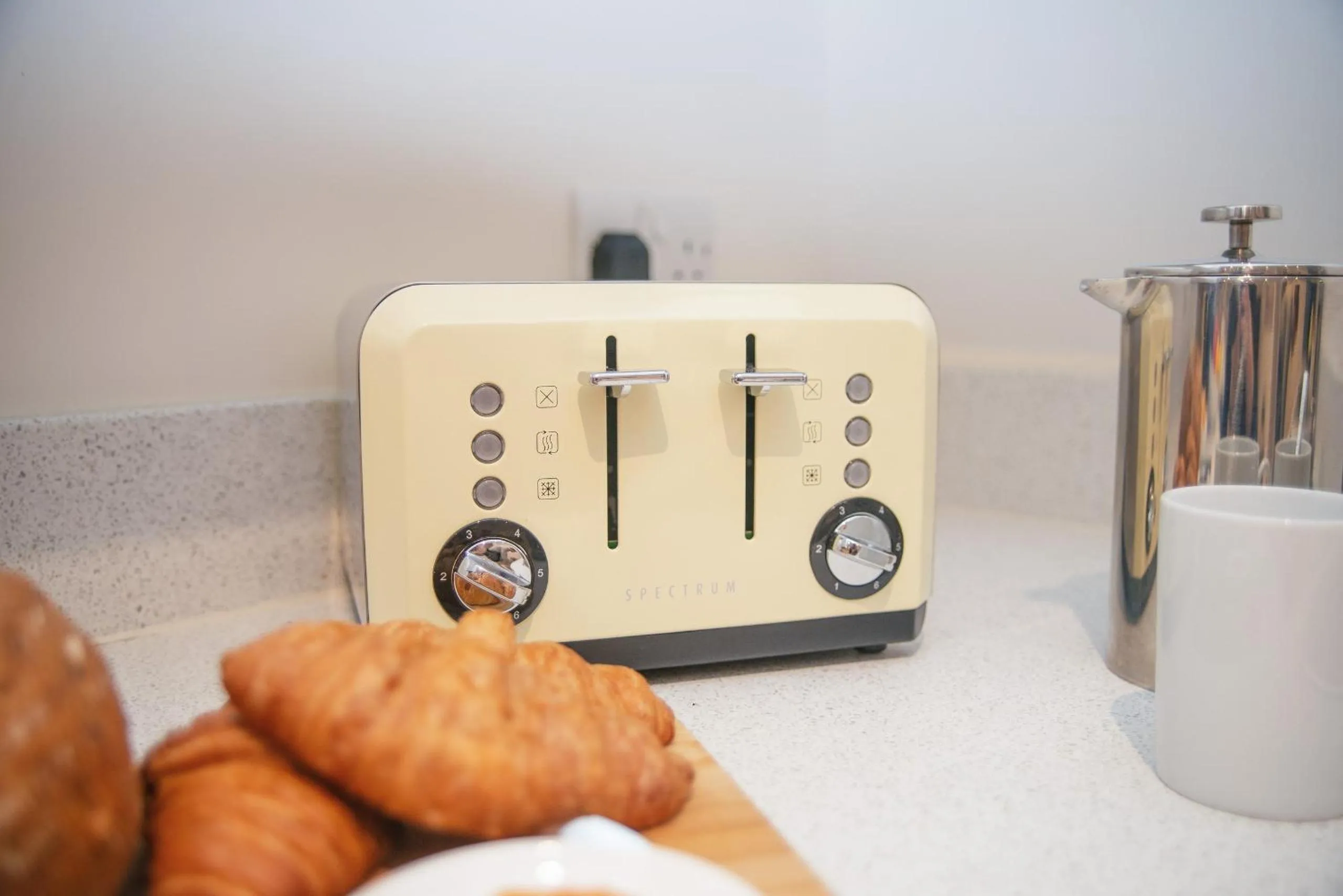 Kitchen or kitchenette in Stunning 2-Bed Apartment in Stevenage, Sleeps 5 with free Private Parking