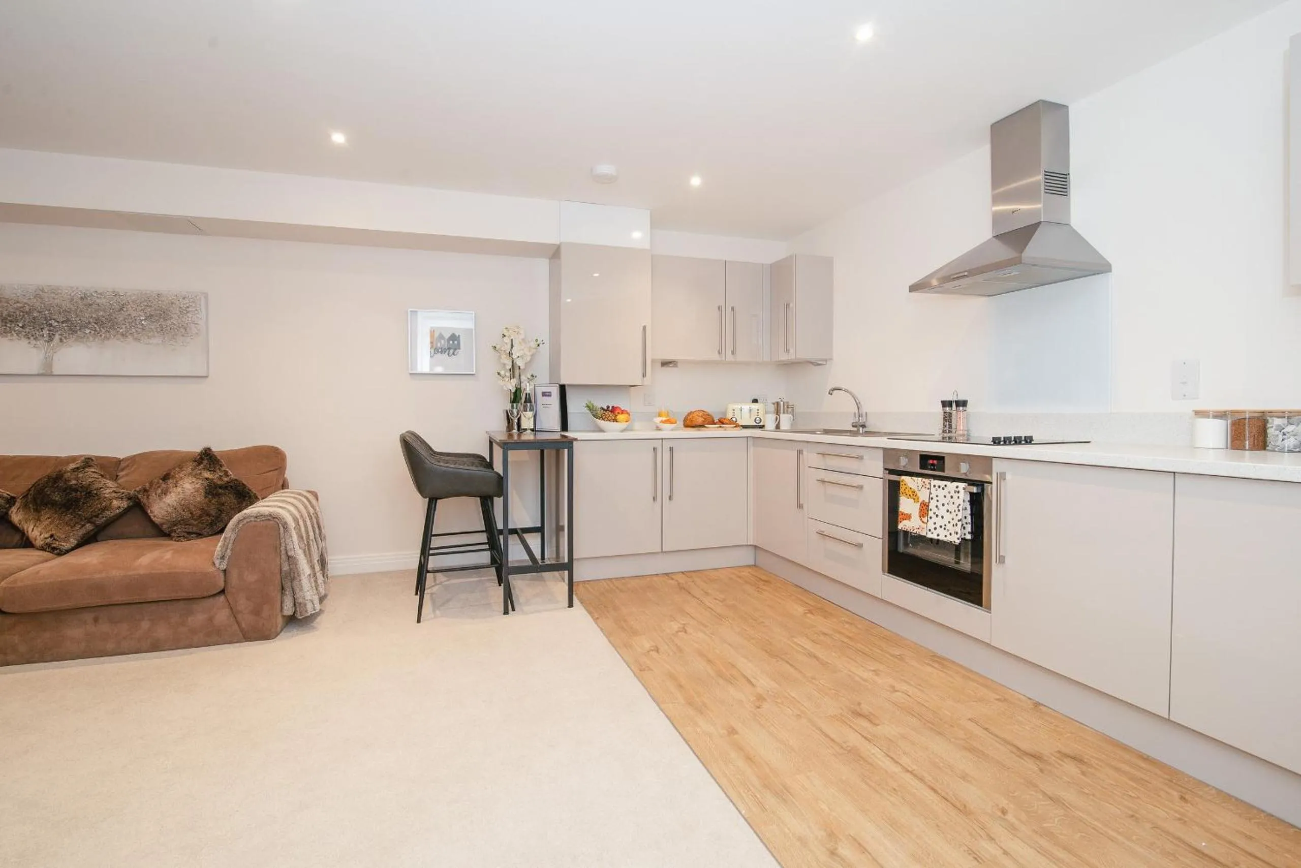 Kitchen or kitchenette in Stunning 2-Bed Apartment in Stevenage, Sleeps 5 with free Private Parking