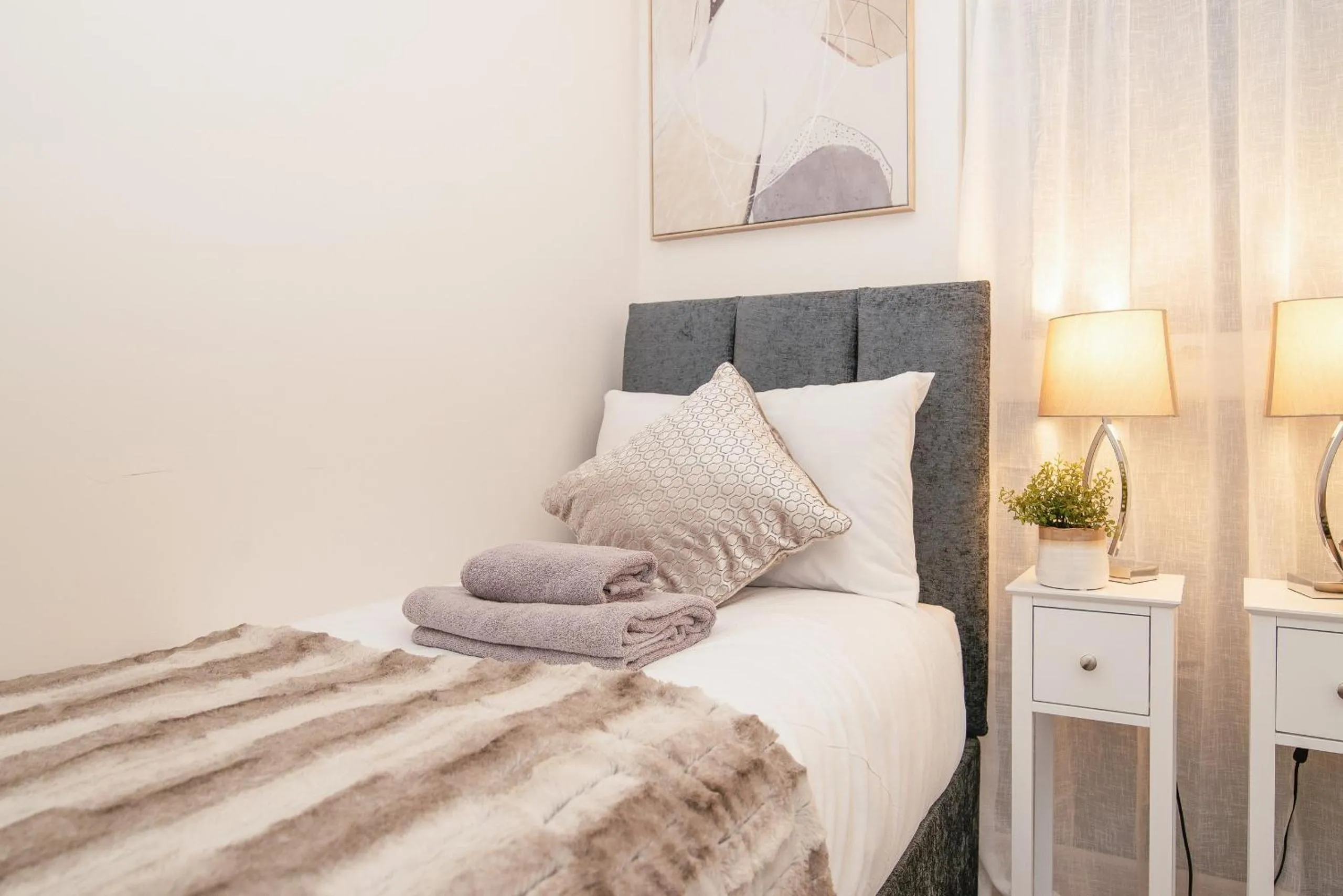 Bed in Stunning 2-Bed Apartment in Stevenage, Sleeps 5 with free Private Parking