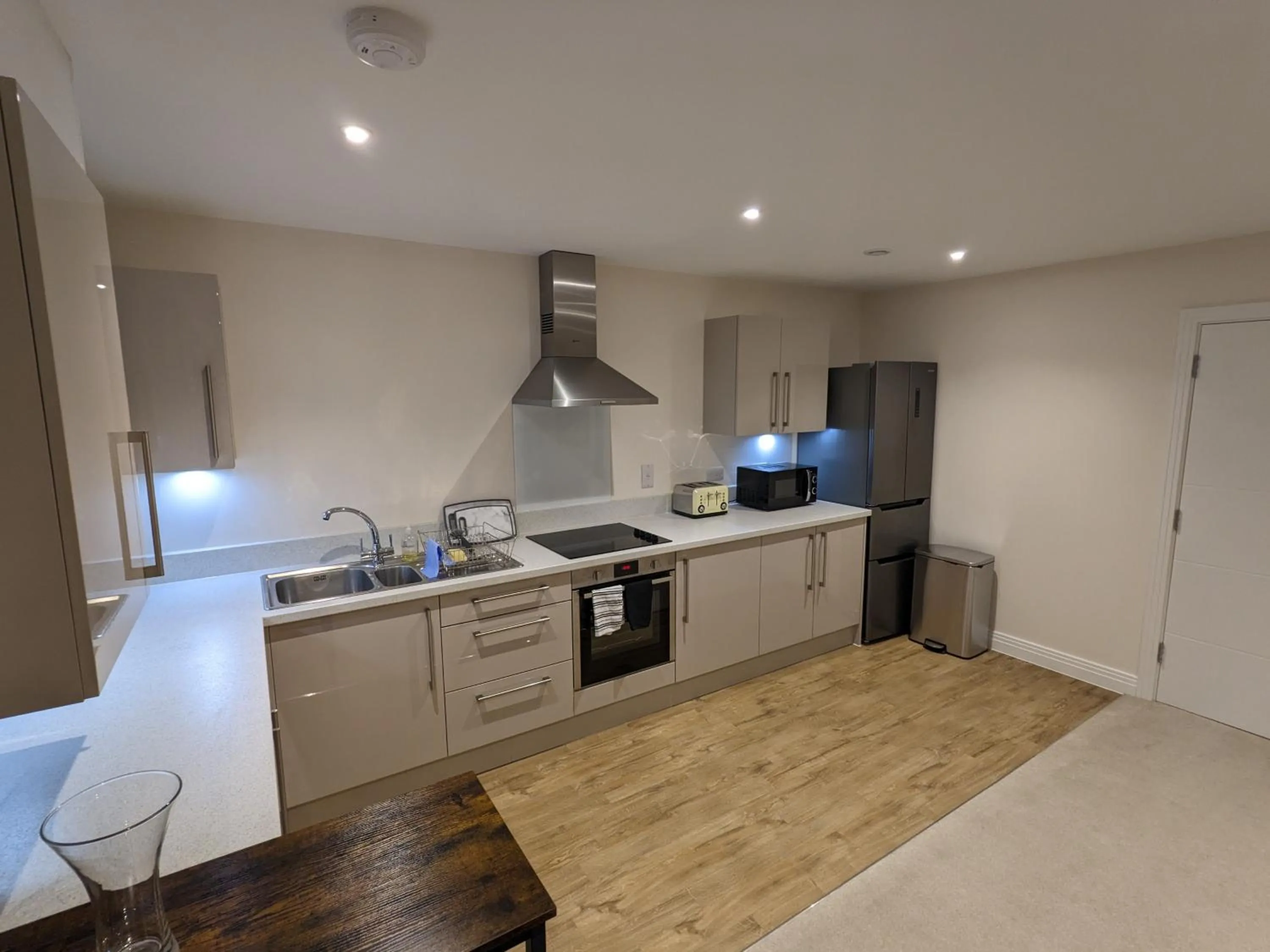 Kitchen or kitchenette in Stunning 2-Bed Apartment in Stevenage, Sleeps 5 with free Private Parking
