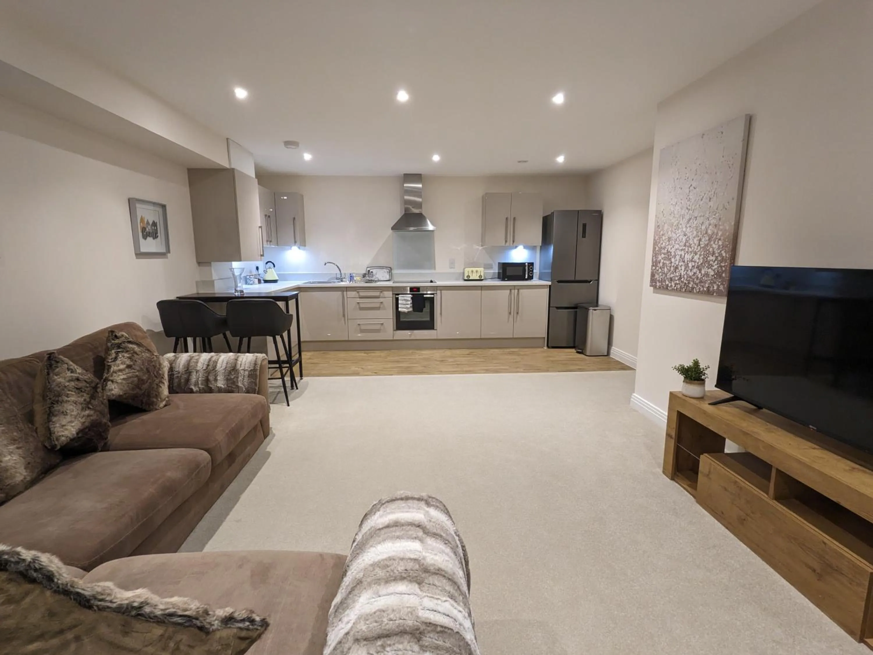 Communal lounge/ TV room in Stunning 2-Bed Apartment in Stevenage, Sleeps 5 with free Private Parking