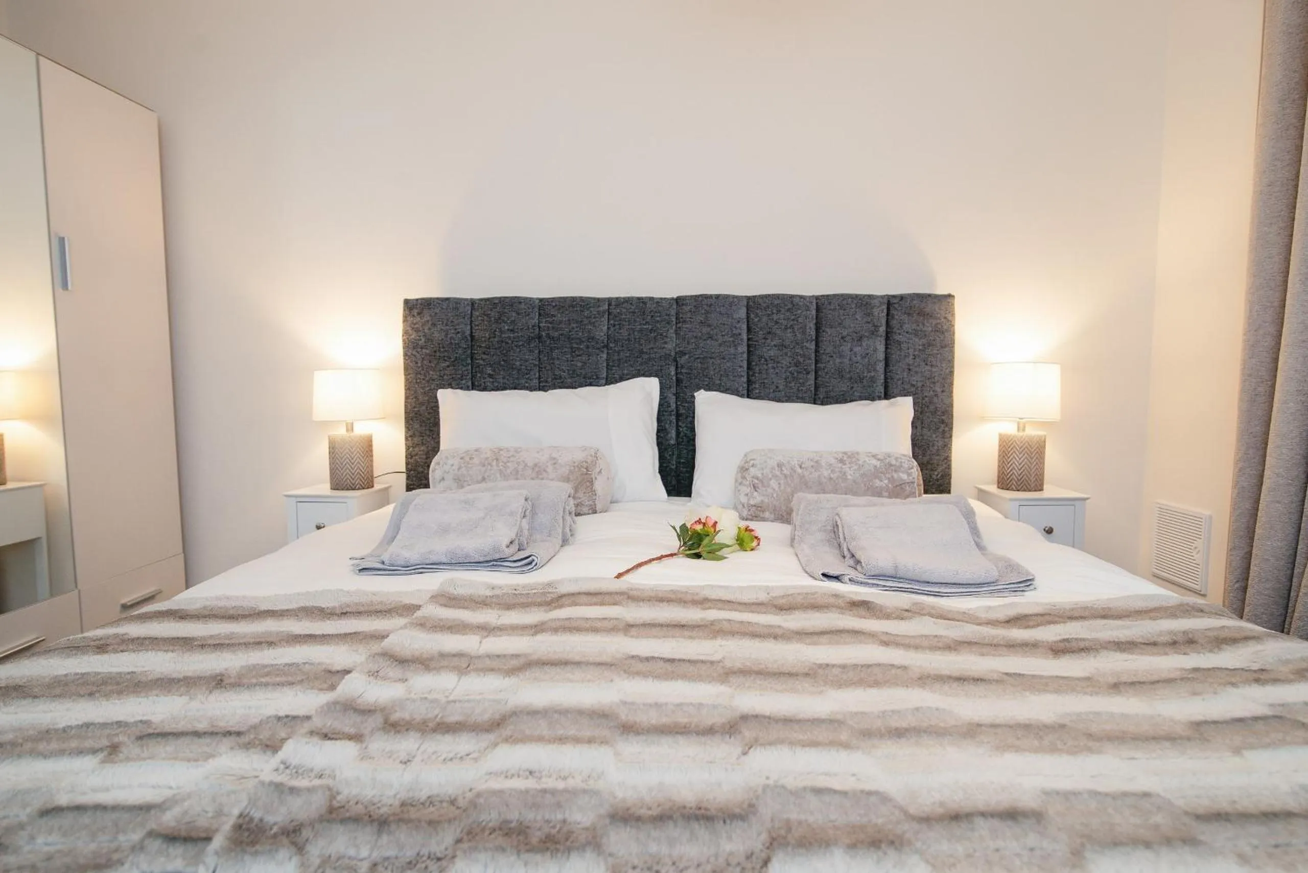 Bed in Stunning 2-Bed Apartment in Stevenage, Sleeps 5 with free Private Parking