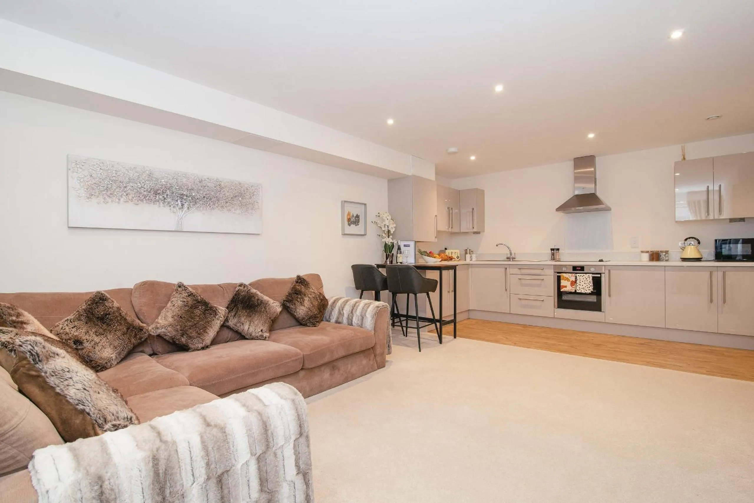 Coffee/tea facilities in Stunning 2-Bed Apartment in Stevenage, Sleeps 5 with free Private Parking