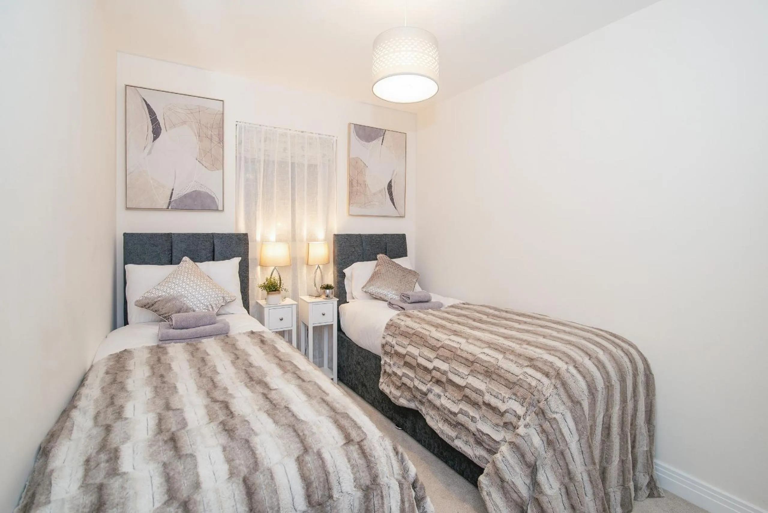 Bed in Stunning 2-Bed Apartment in Stevenage, Sleeps 5 with free Private Parking