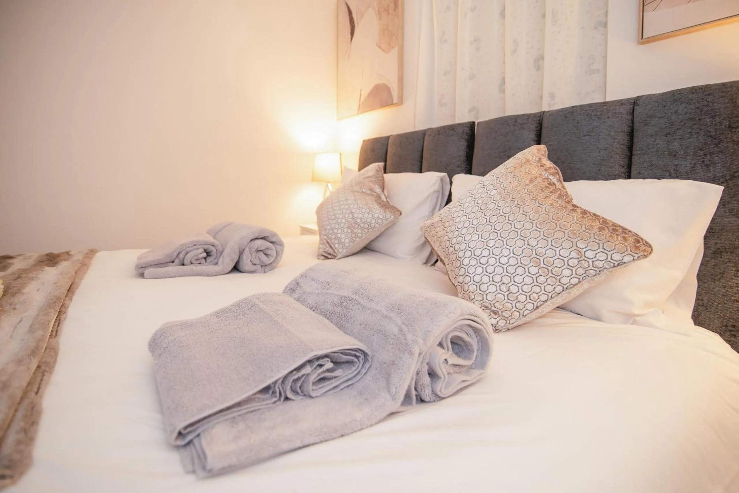 Bed in Stunning 2-Bed Apartment in Stevenage, Sleeps 5 with free Private Parking